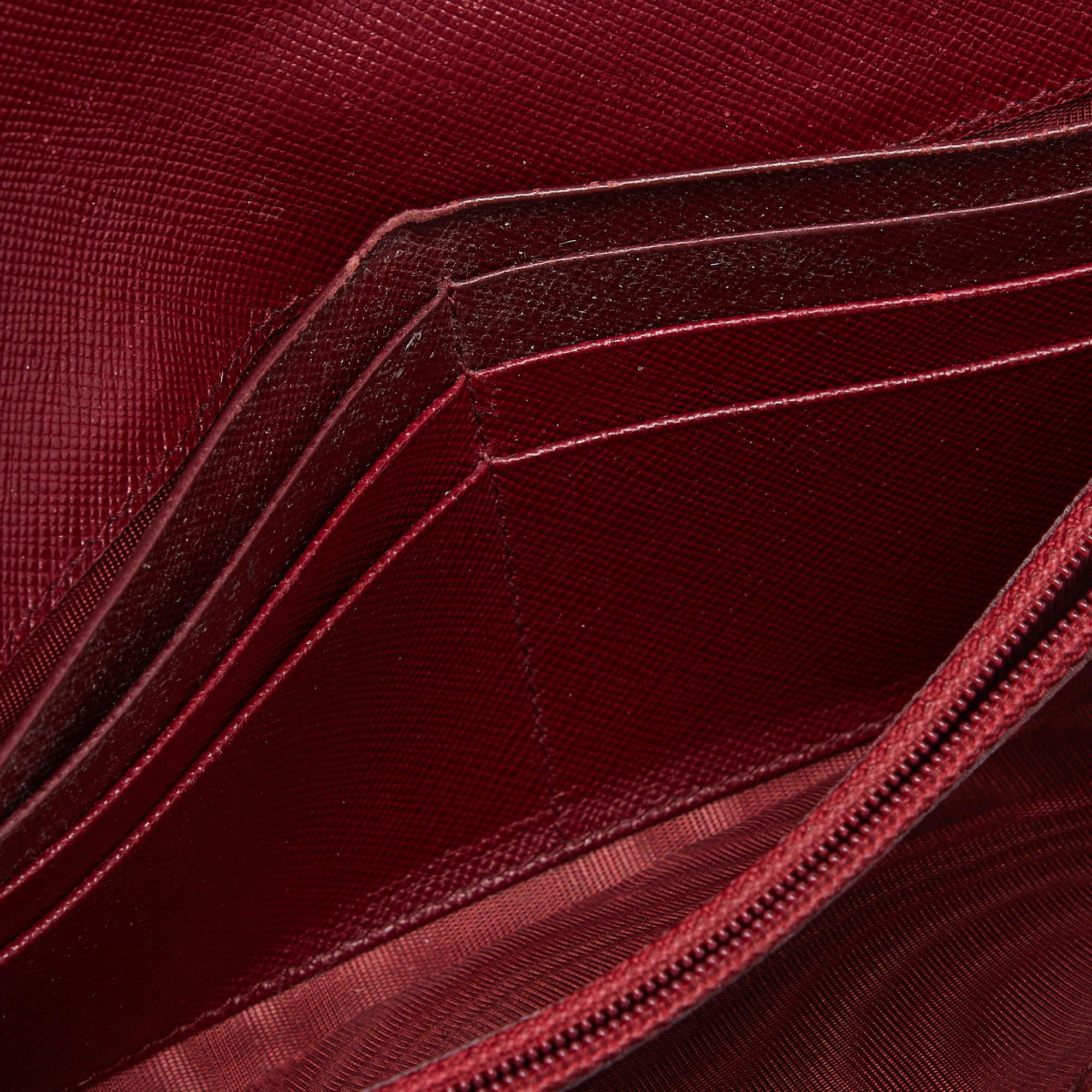 This classy Prada wallet brings along a touch of luxury and immense style. It comes perfectly crafted to neatly carry your cards and cash.