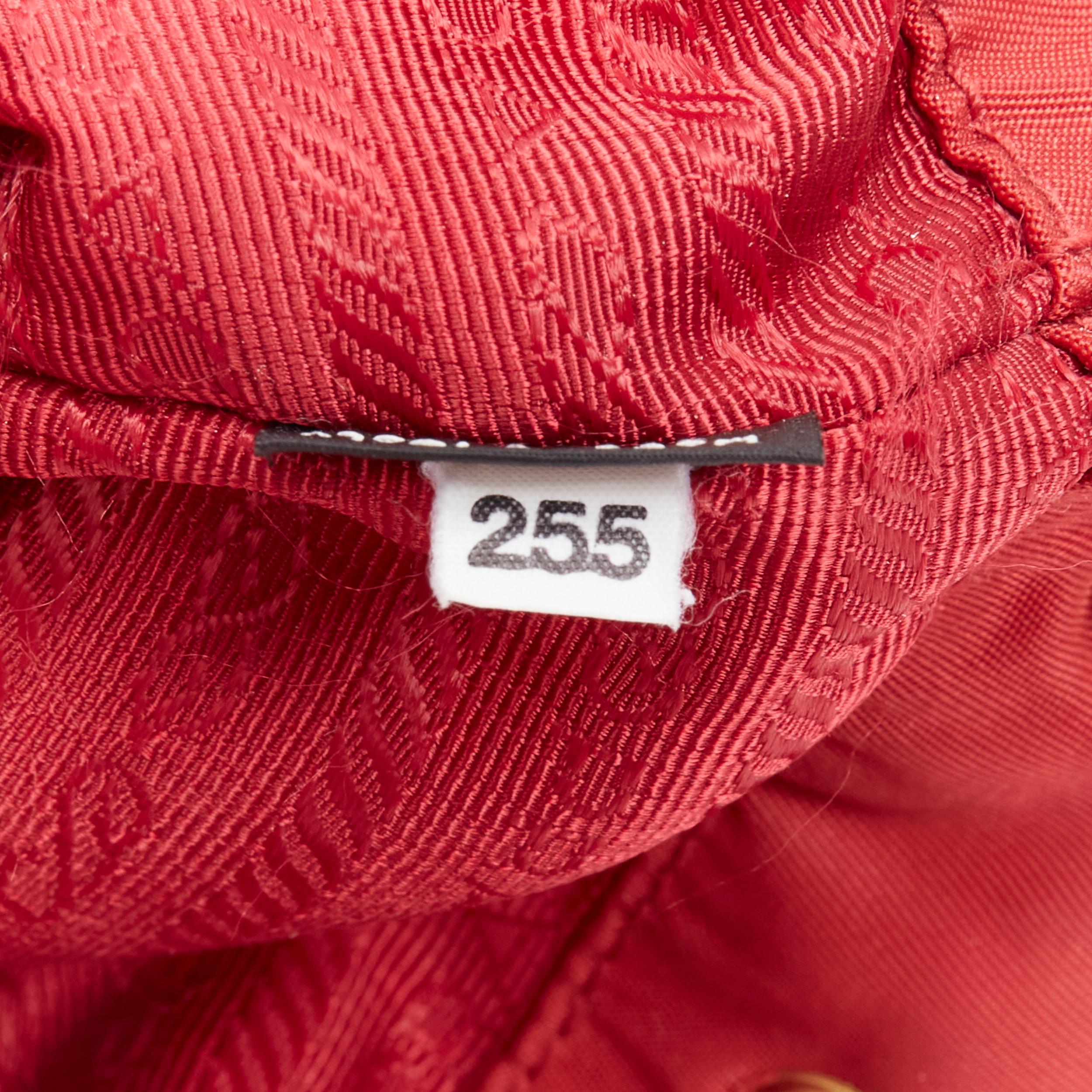 PRADA sac à bandoulière à cordon de serrage en nylon rouge et plaque triangulaire dorée en vente 6