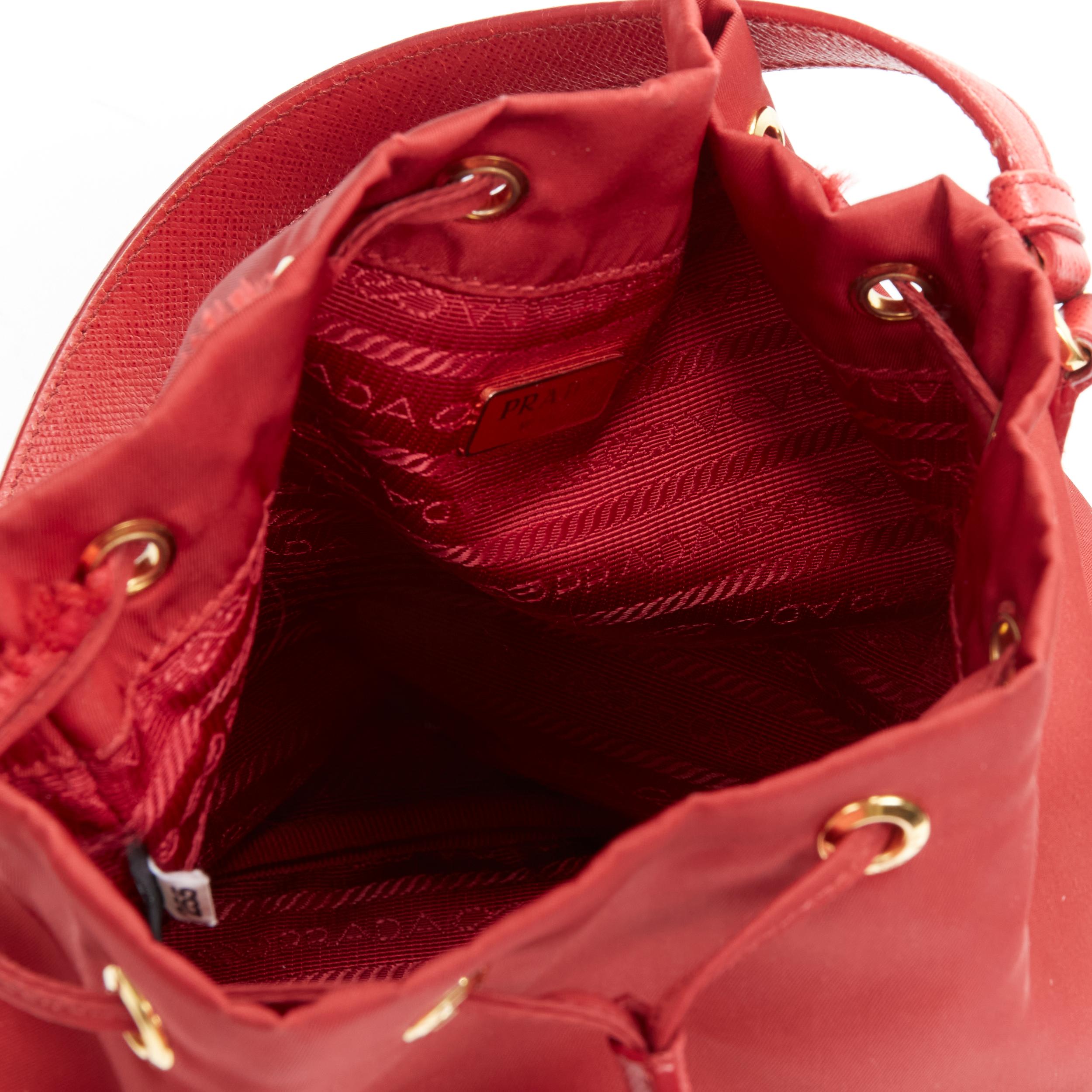 PRADA sac à bandoulière à cordon de serrage en nylon rouge et plaque triangulaire dorée en vente 6