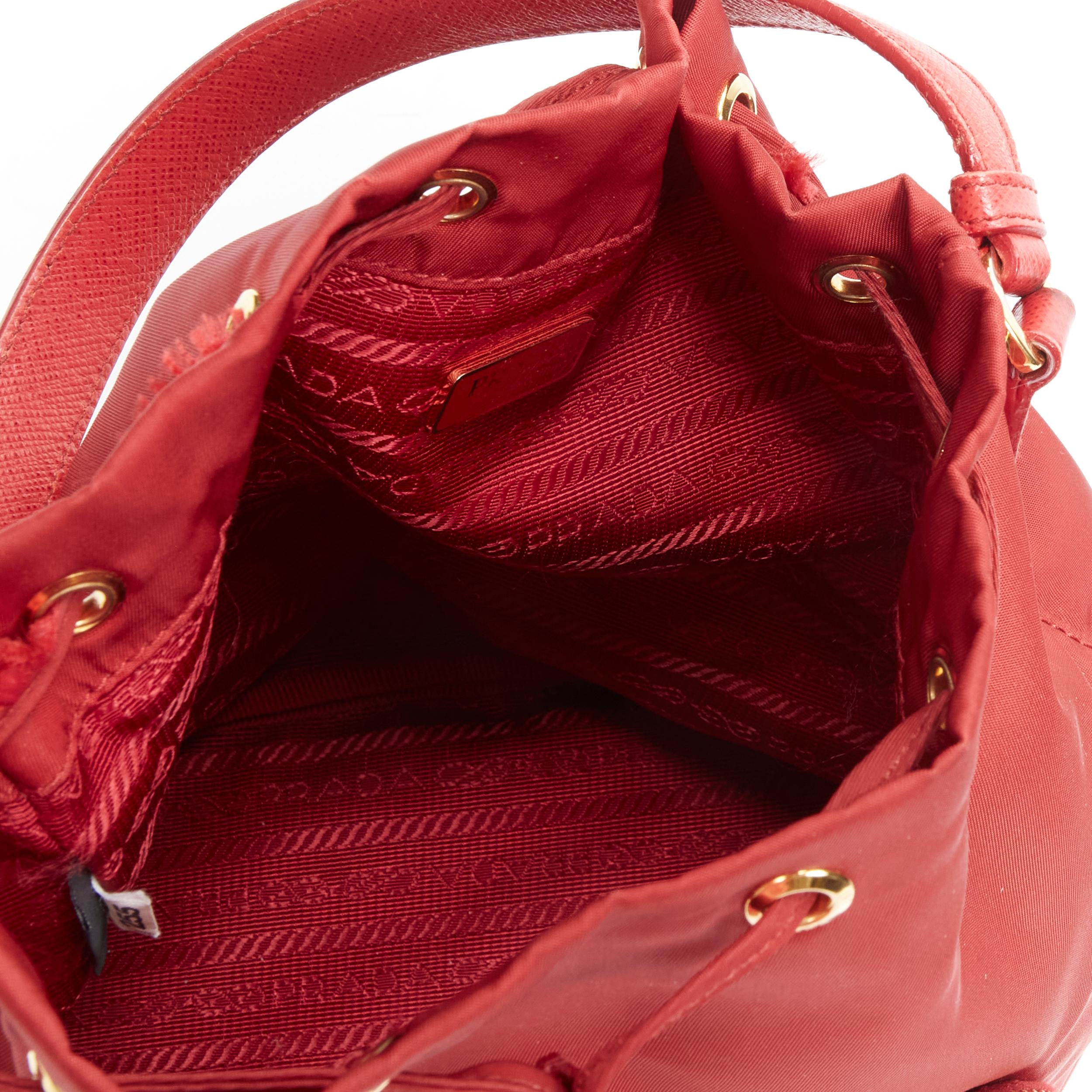 PRADA sac à bandoulière à cordon de serrage en nylon rouge et plaque triangulaire dorée en vente 7