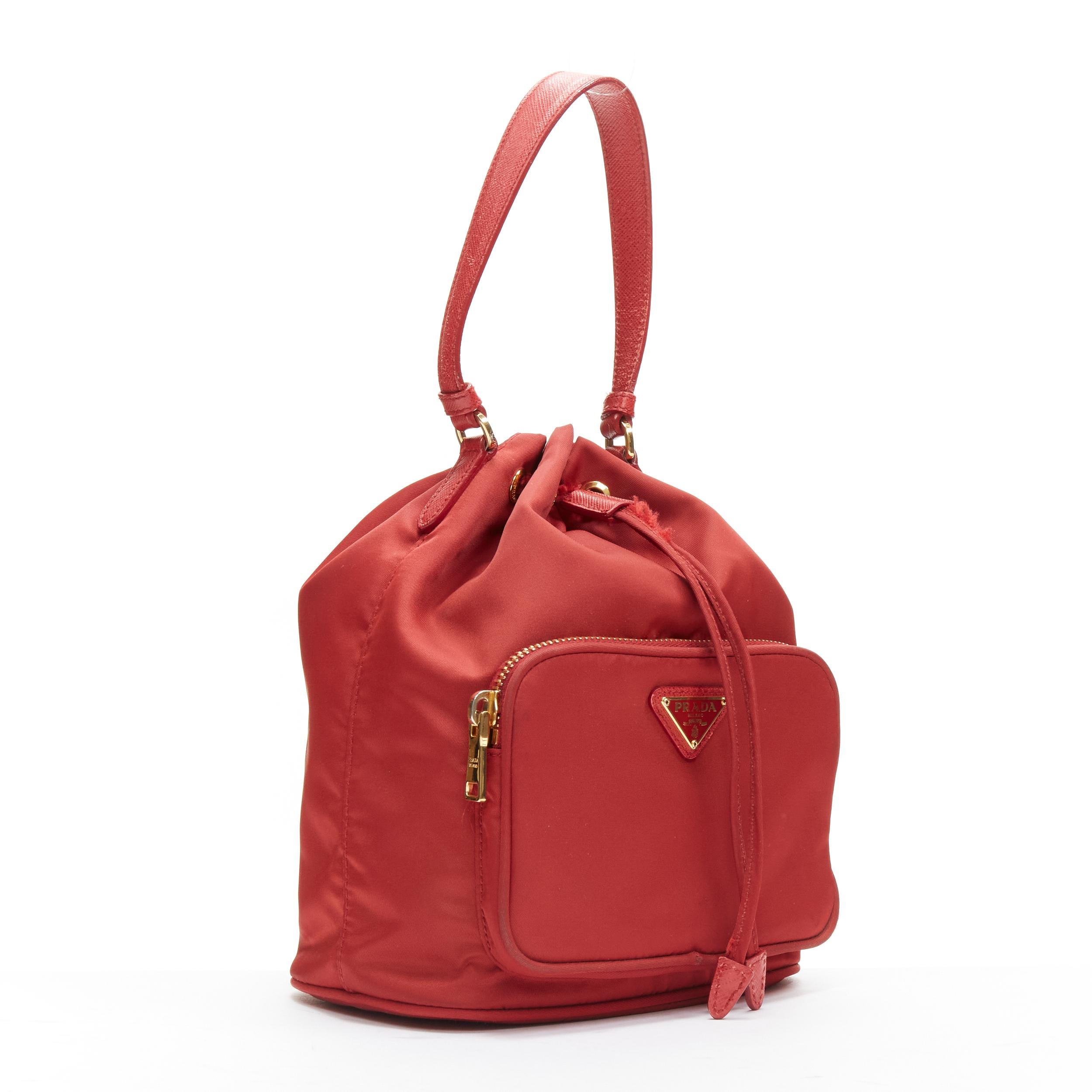 Rouge PRADA sac à bandoulière à cordon de serrage en nylon rouge et plaque triangulaire dorée en vente