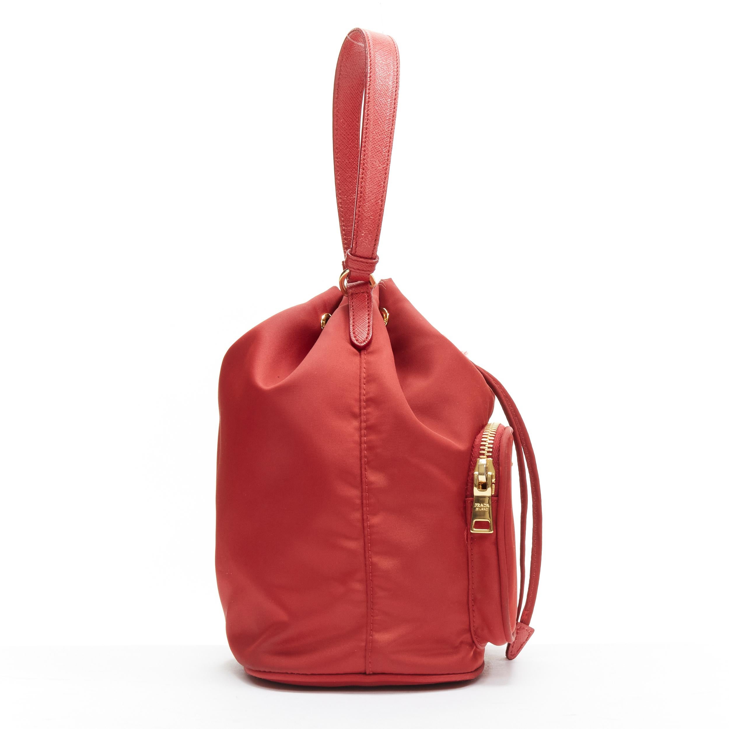 PRADA sac à bandoulière à cordon de serrage en nylon rouge et plaque triangulaire dorée État moyen - En vente à Hong Kong, NT