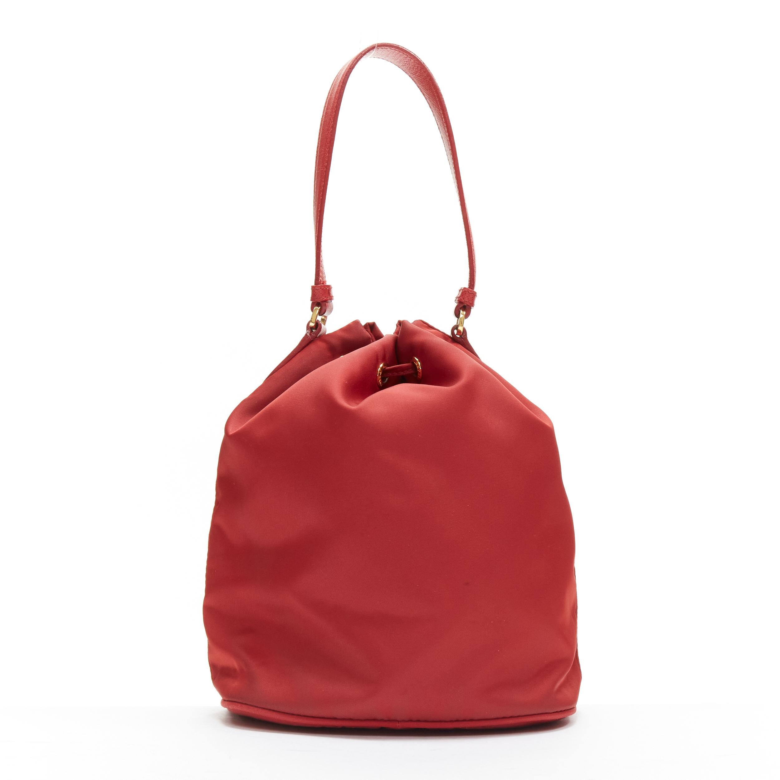 PRADA sac à bandoulière à cordon de serrage en nylon rouge et plaque triangulaire dorée en vente 1