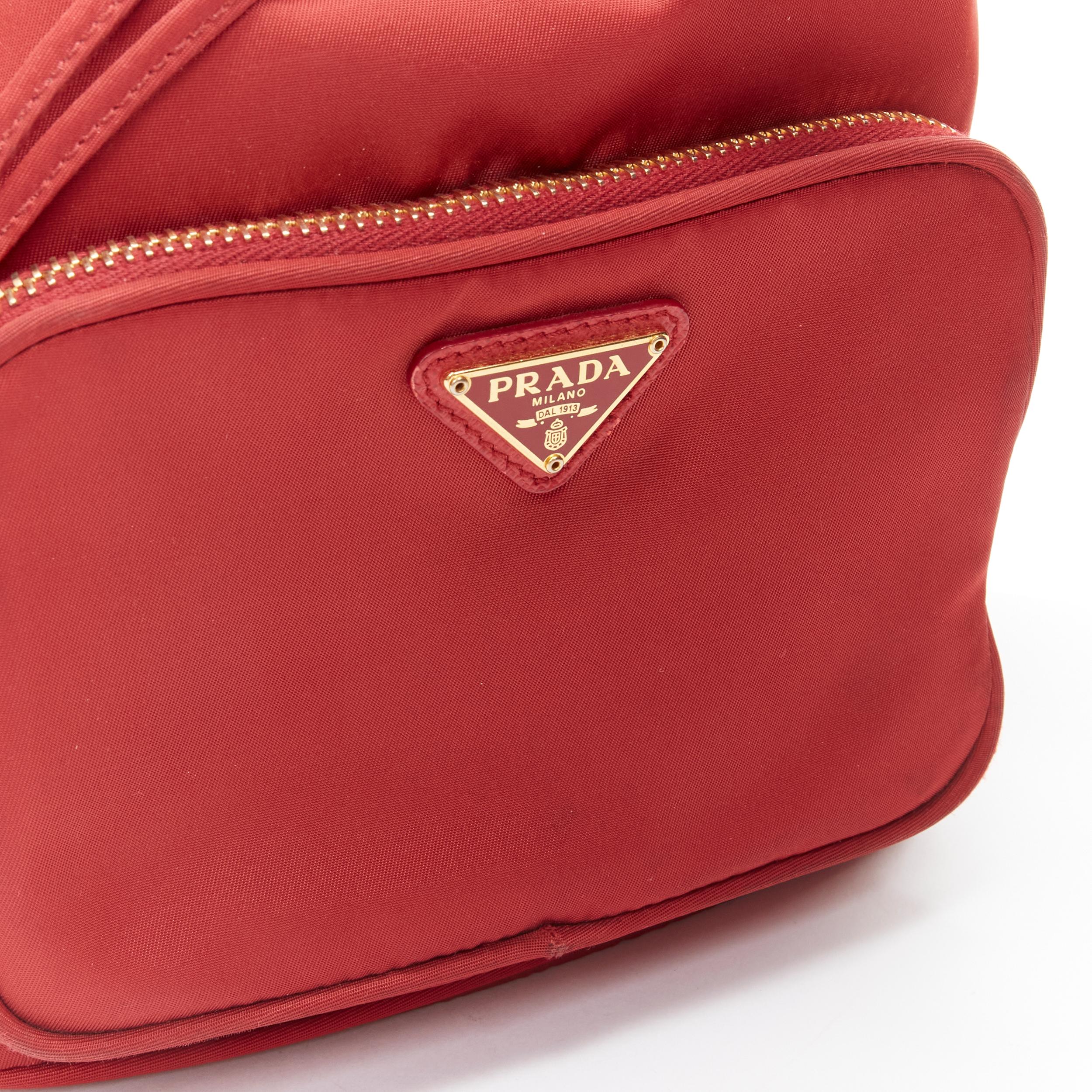 PRADA sac à bandoulière à cordon de serrage en nylon rouge et plaque triangulaire dorée en vente 3