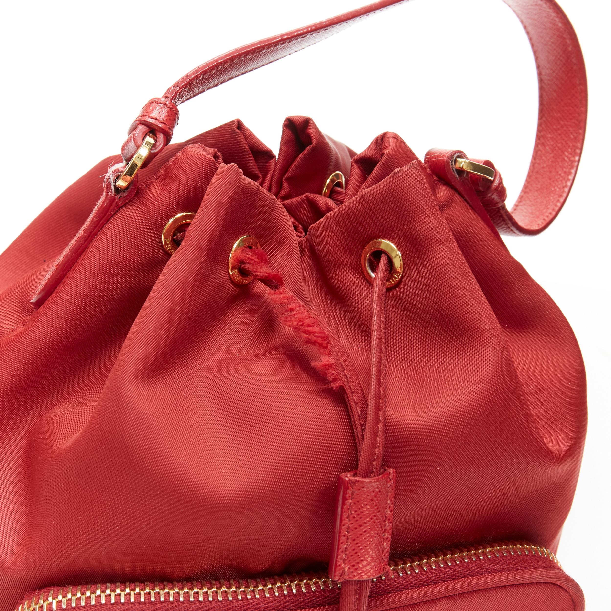 PRADA sac à bandoulière à cordon de serrage en nylon rouge et plaque triangulaire dorée en vente 4