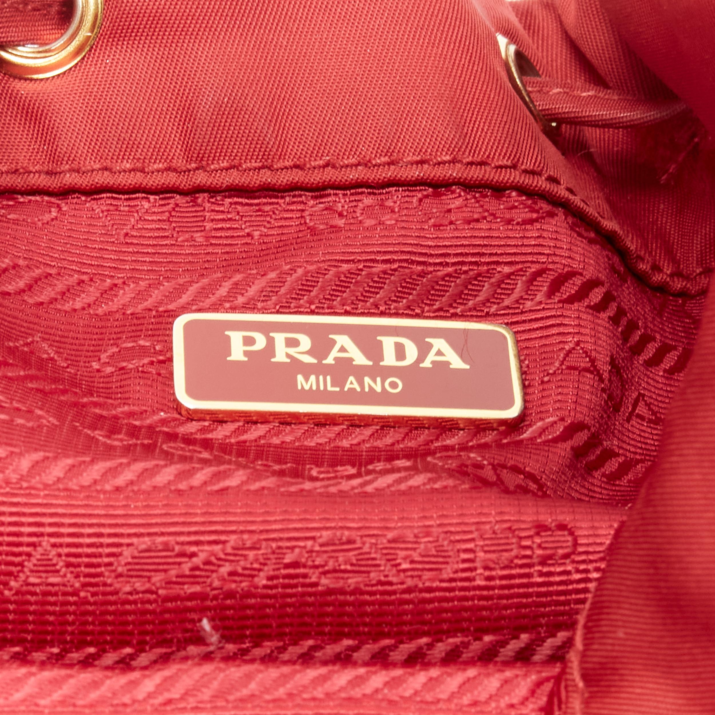 PRADA sac à bandoulière à cordon de serrage en nylon rouge et plaque triangulaire dorée en vente 4