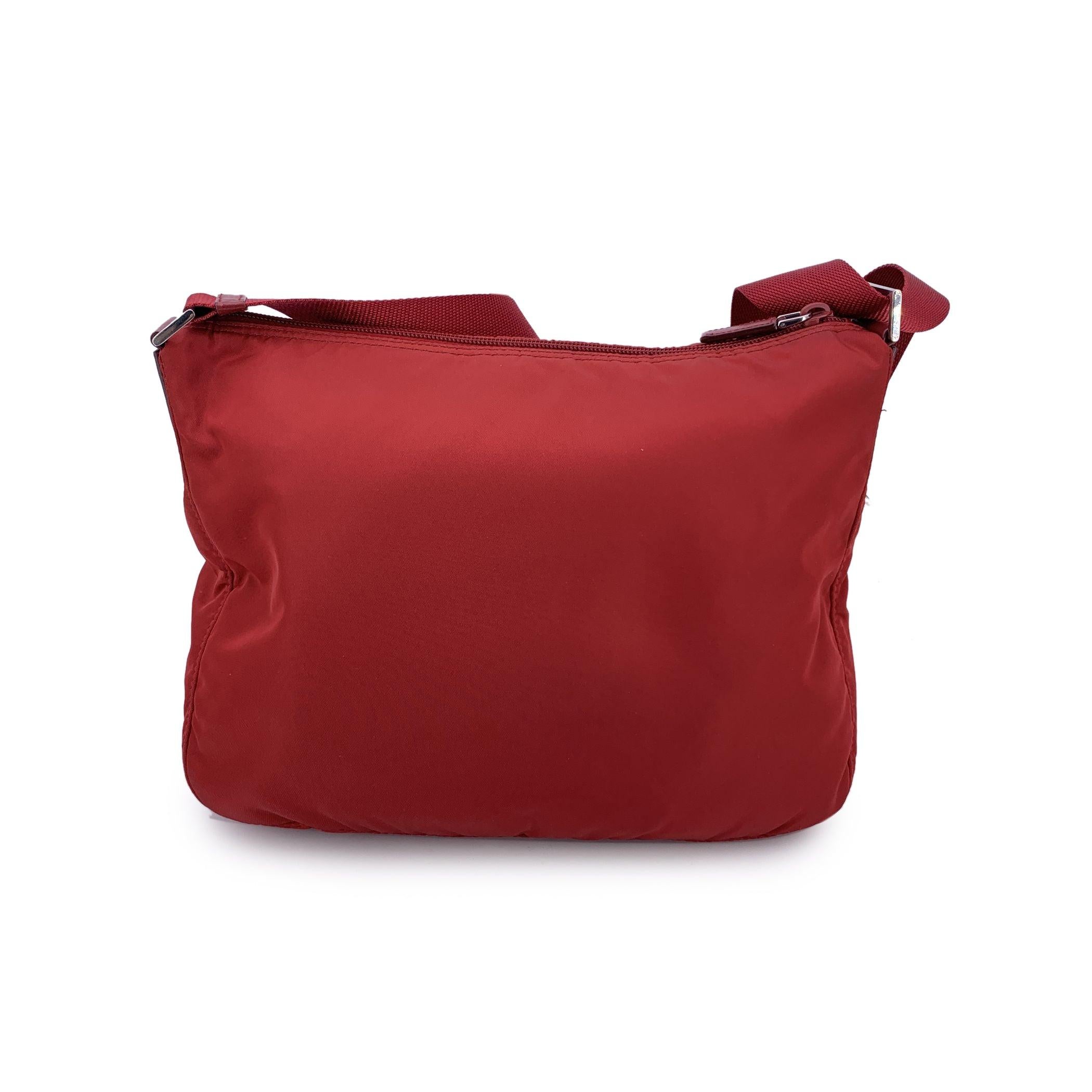 Prada Red Nylon Tessuto Messenger Crossbody Shoulder Bag In Excellent Condition For Sale In Rome, Rome