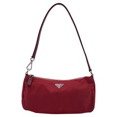 Prada Rote Nylon Vela Nylon Canvas Umhängetasche für das Handgelenk