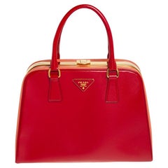 Prada - Sac à poignée supérieure Pyramid Frame en cuir de père Saffiano rouge/orange