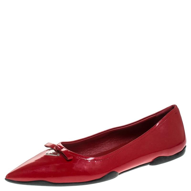 This beautiful pair of patent leather flats will bring out the fashion diva within you. These rubber sole flats by Dior feature pointed toes and leather insoles. Step out in style and confidence as you wear these attractive red flats.

Includes: