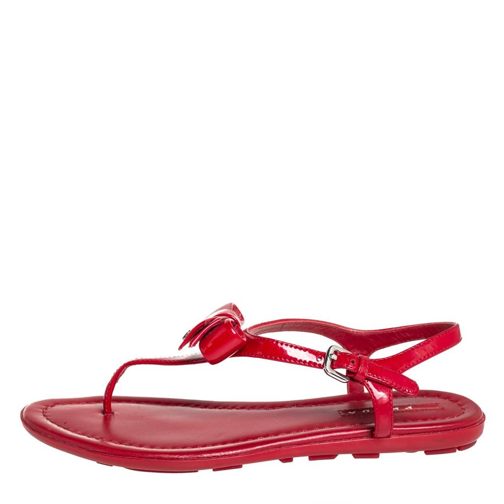These patent leather sandals will make you look confident and uber-stylish. Stay comfortable on your next outing in these pretty sandals which come with an easy silhouette and a rubber sole. From Prada, the red pair is also adorned with a logo