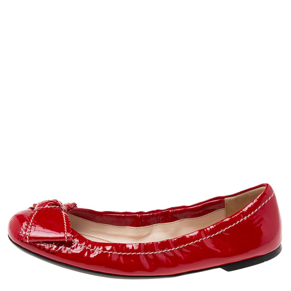 Creations from Prada are effortlessly stylish just like these scrunch ballet flats. They have been crafted from red patent leather and designed with round toes and bows on the vamps. They are endowed with comfortable leather-lined insoles and