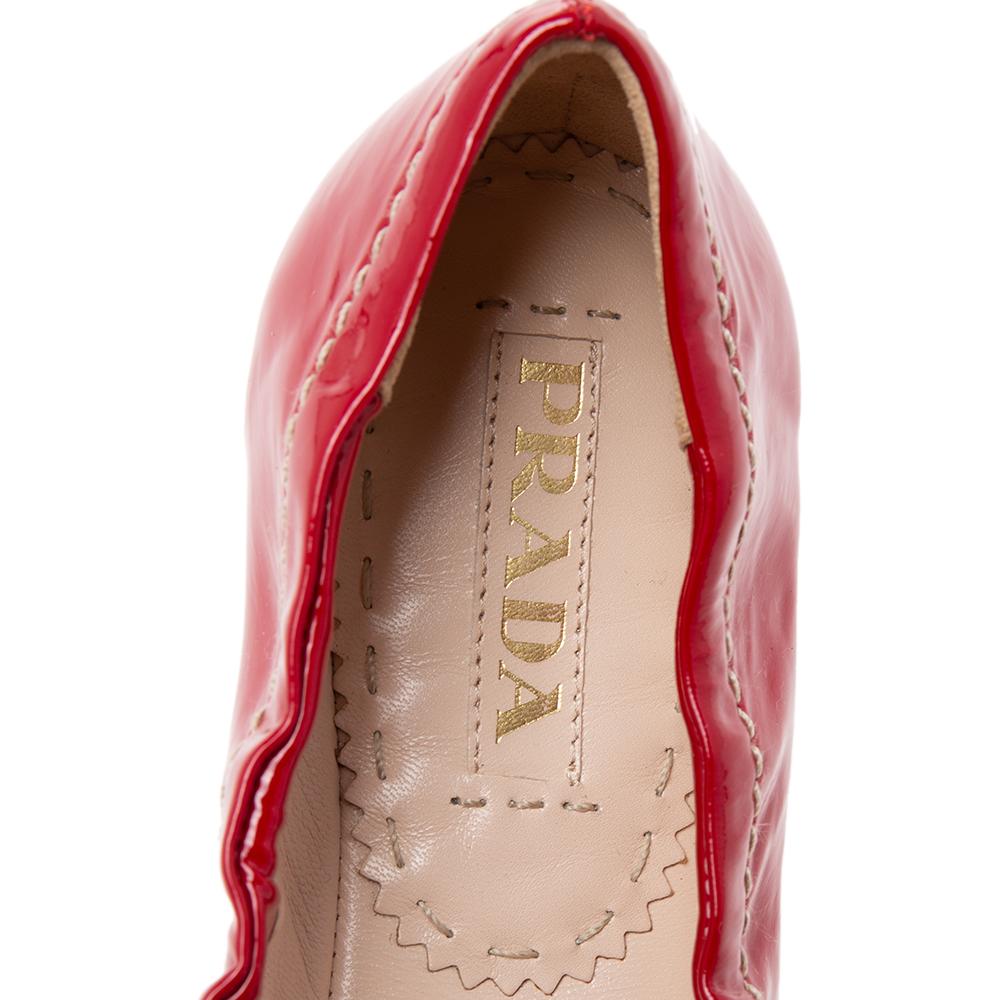 Prada Red Patent Leather Bow Scrunch Ballet Flats Size 38.5 In Excellent Condition In Dubai, Al Qouz 2