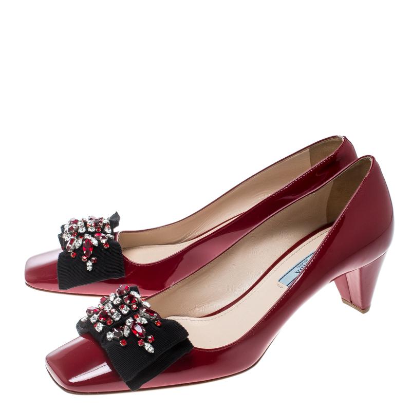 Prada Red Patent Leather Crystal Embellished Bow Detail Square Toe Pumps Size 39 im Zustand „Gut“ in Dubai, Al Qouz 2