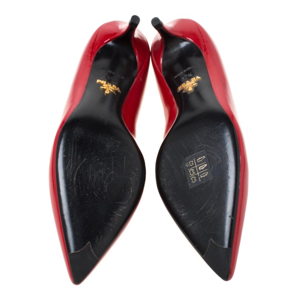 Prada Red Patent Leather Pointed Toe Pumps Size 37.5 In Good Condition In Dubai, Al Qouz 2