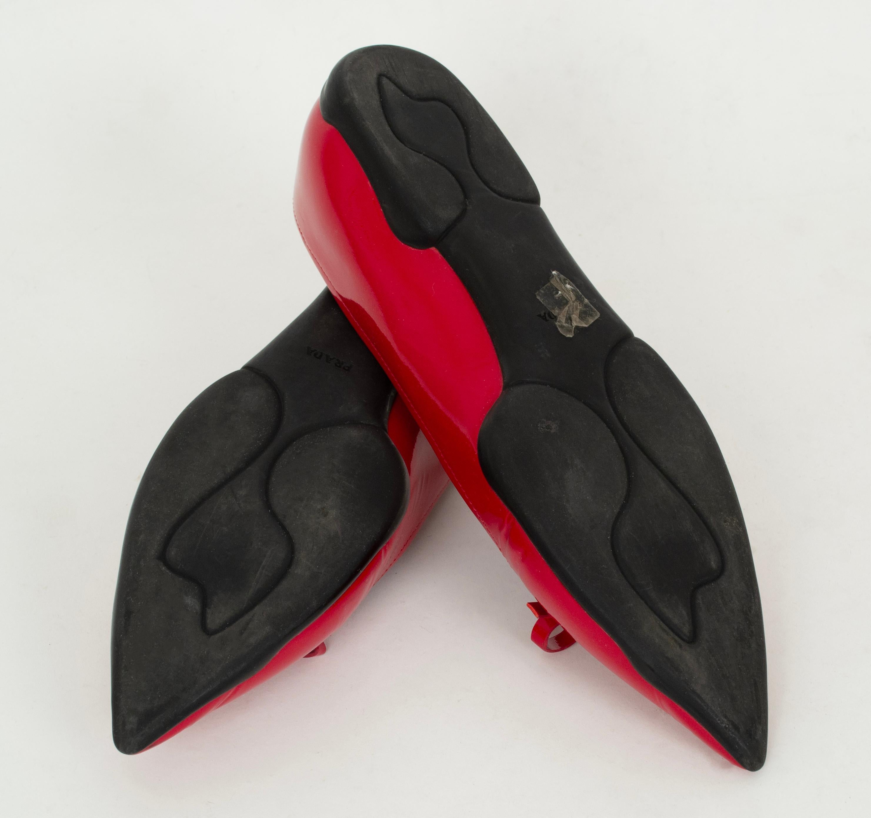 Prada Ballerines à semelle en caoutchouc en cuir verni rouge - 39, 21e C en vente 5