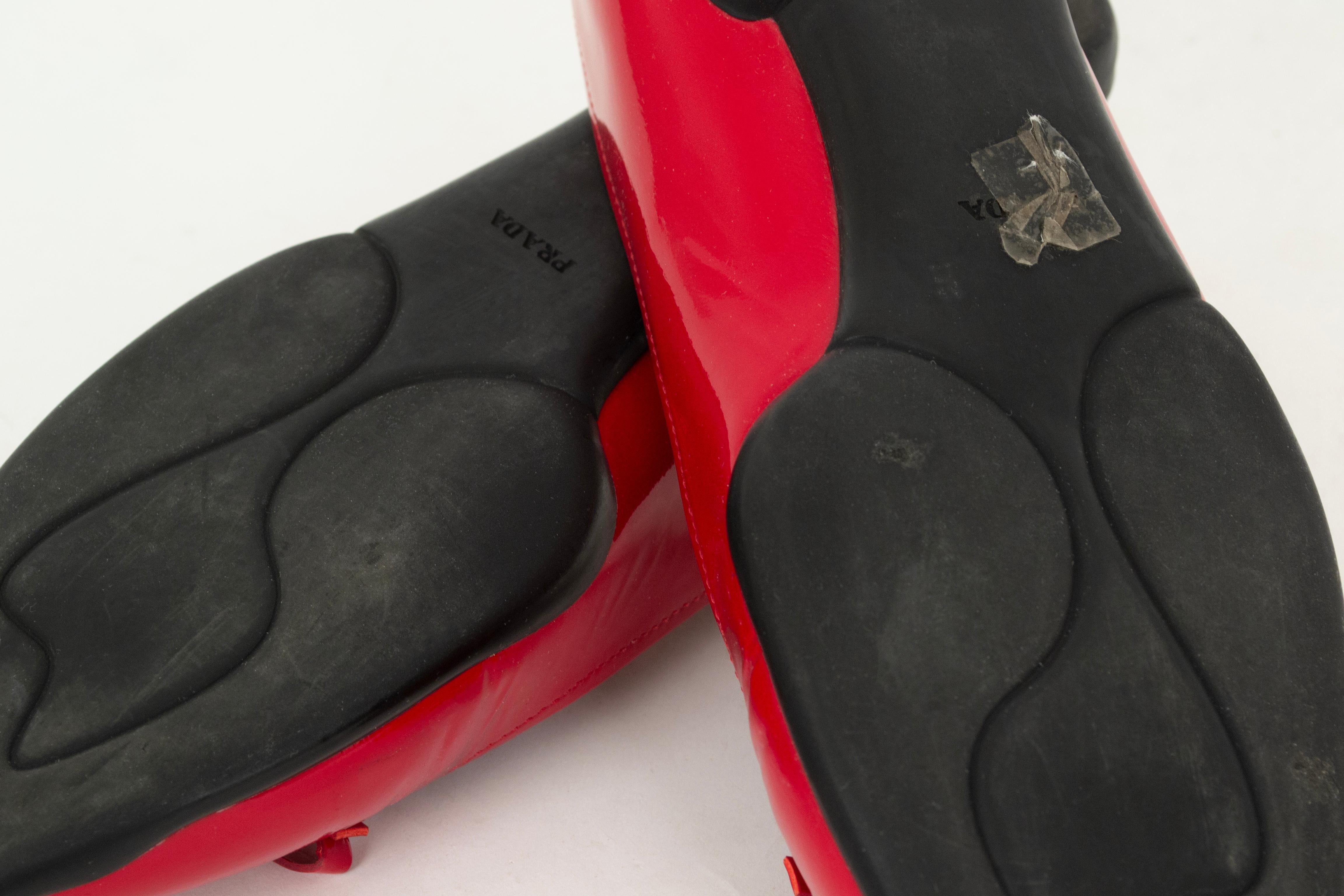 Prada Ballerines à semelle en caoutchouc en cuir verni rouge - 39, 21e C en vente 6