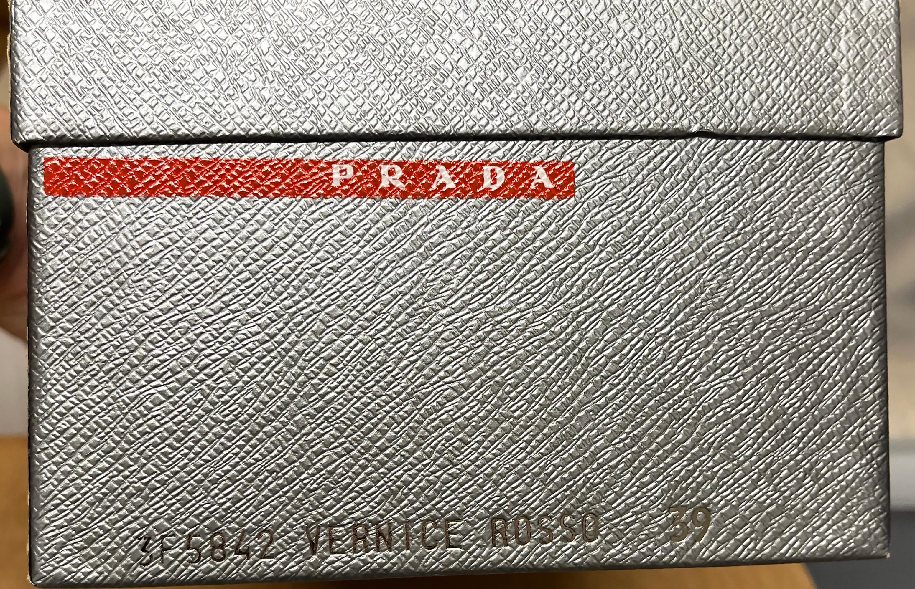 Prada Ballerines à semelle en caoutchouc en cuir verni rouge - 39, 21e C en vente 7