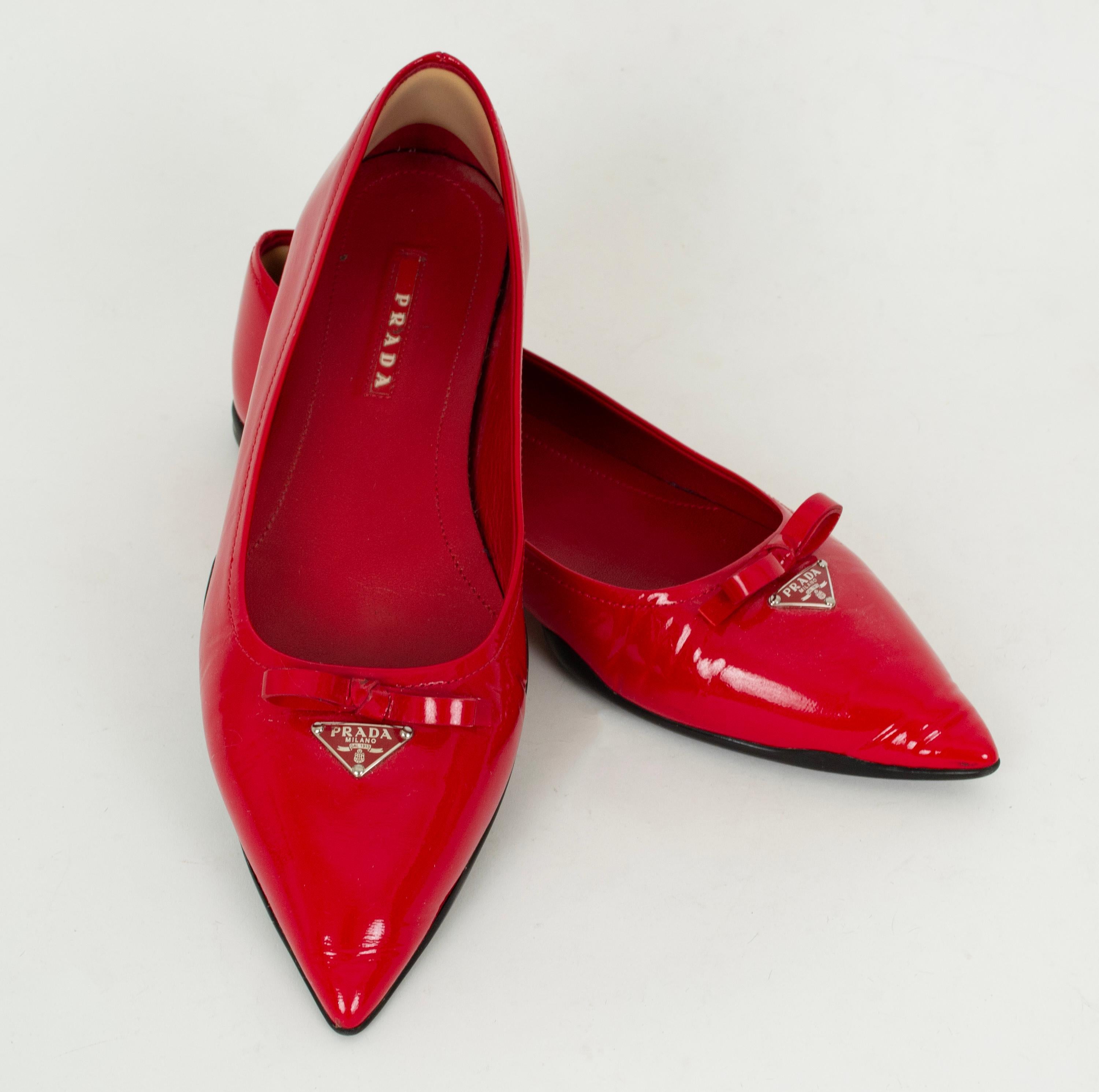 Rouge Prada Ballerines à semelle en caoutchouc en cuir verni rouge - 39, 21e C en vente