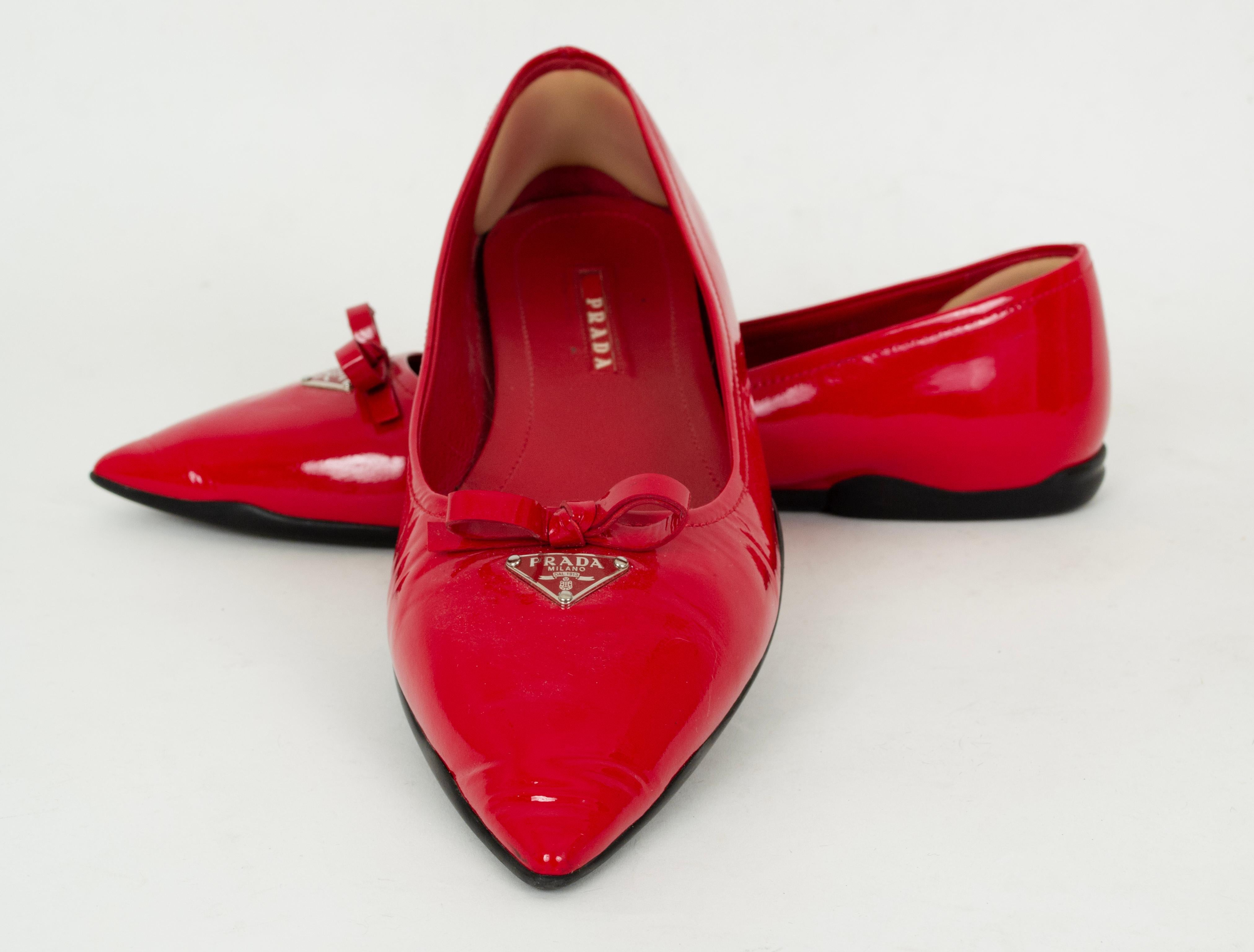 Prada Ballerines à semelle en caoutchouc en cuir verni rouge - 39, 21e C Bon état - En vente à Tucson, AZ