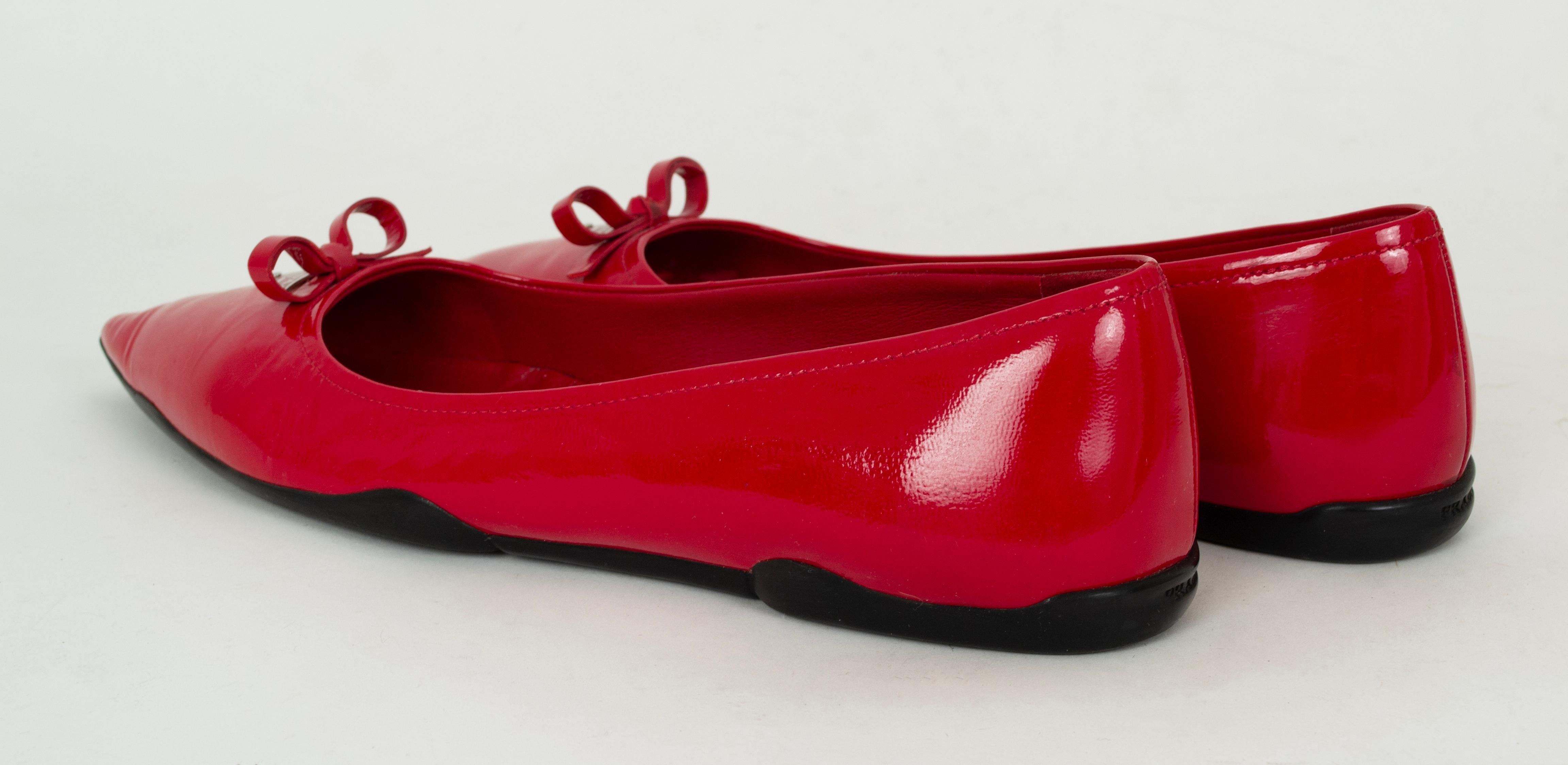 Prada Ballerines à semelle en caoutchouc en cuir verni rouge - 39, 21e C Pour femmes en vente