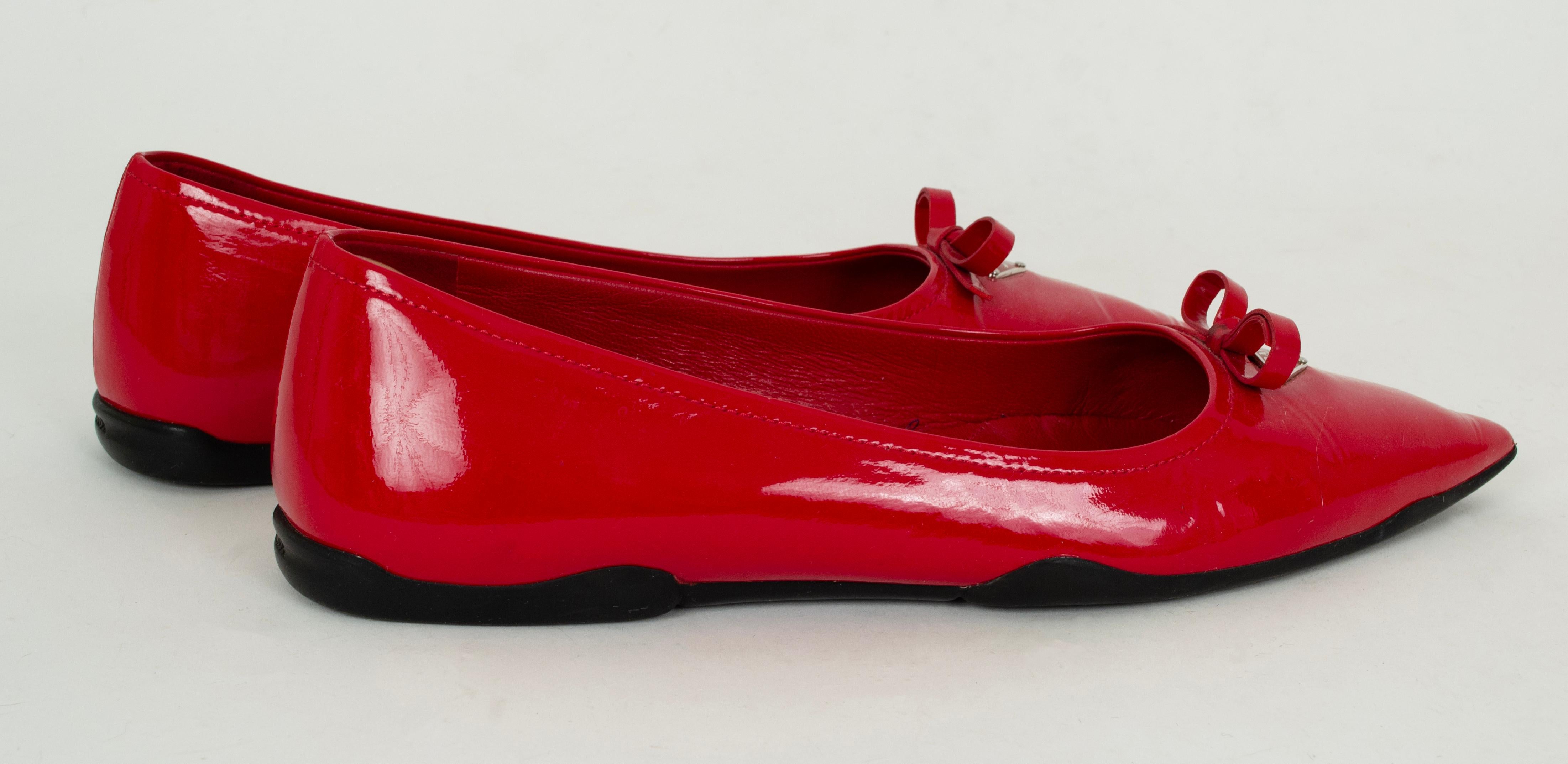 Prada Ballerines à semelle en caoutchouc en cuir verni rouge - 39, 21e C en vente 1