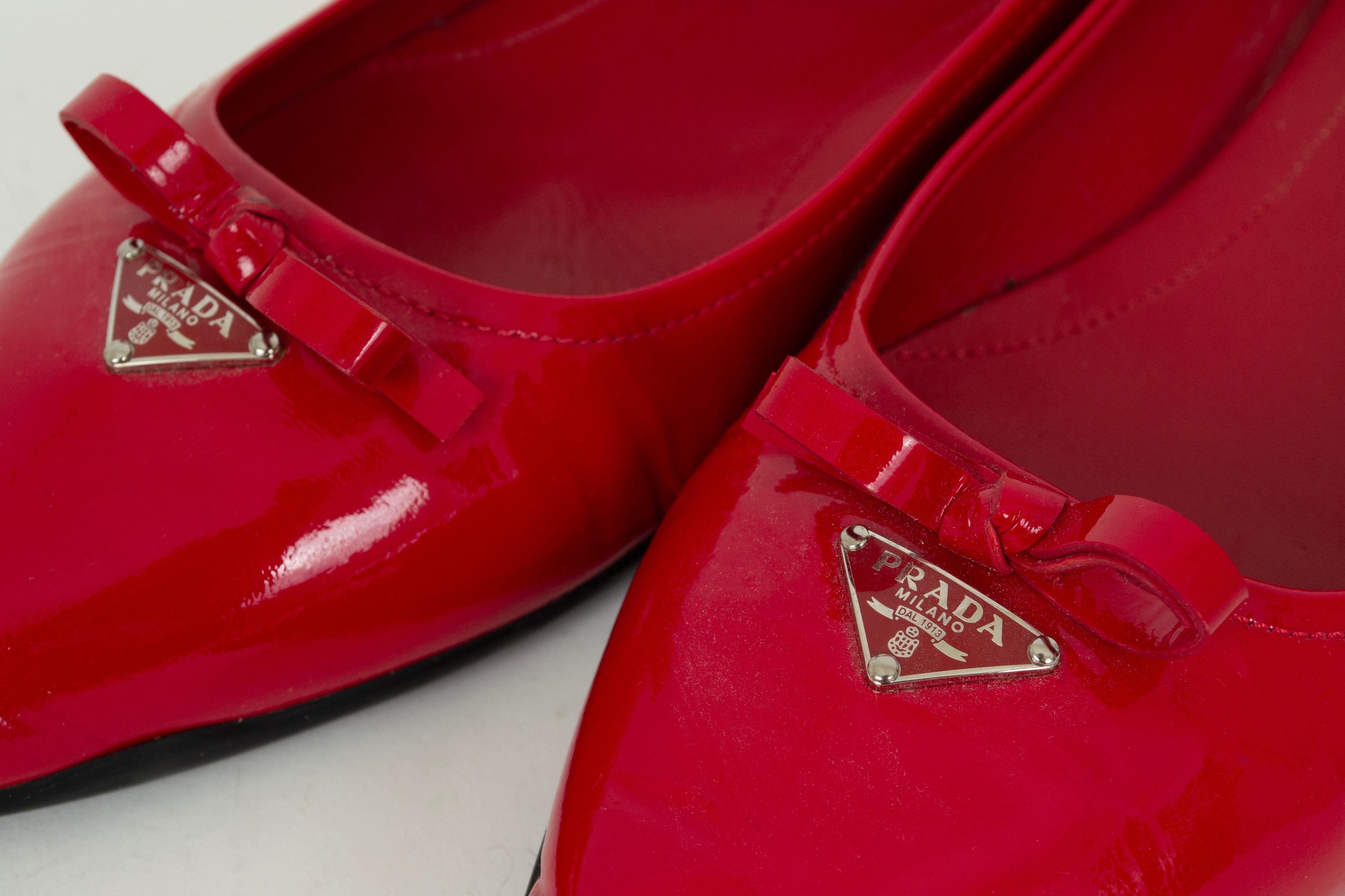 Prada Ballerines à semelle en caoutchouc en cuir verni rouge - 39, 21e C en vente 2