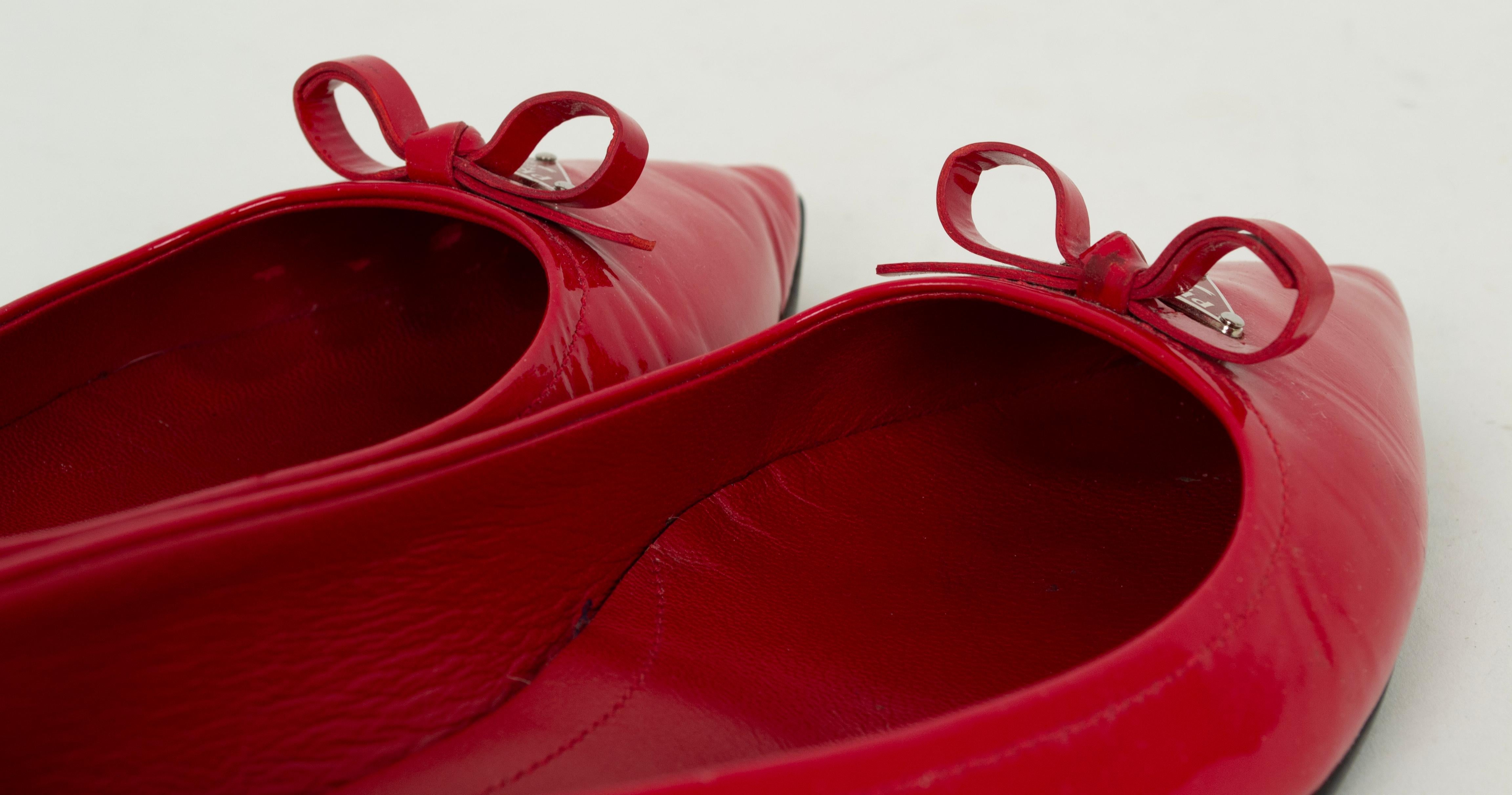 Prada Ballerines à semelle en caoutchouc en cuir verni rouge - 39, 21e C en vente 3
