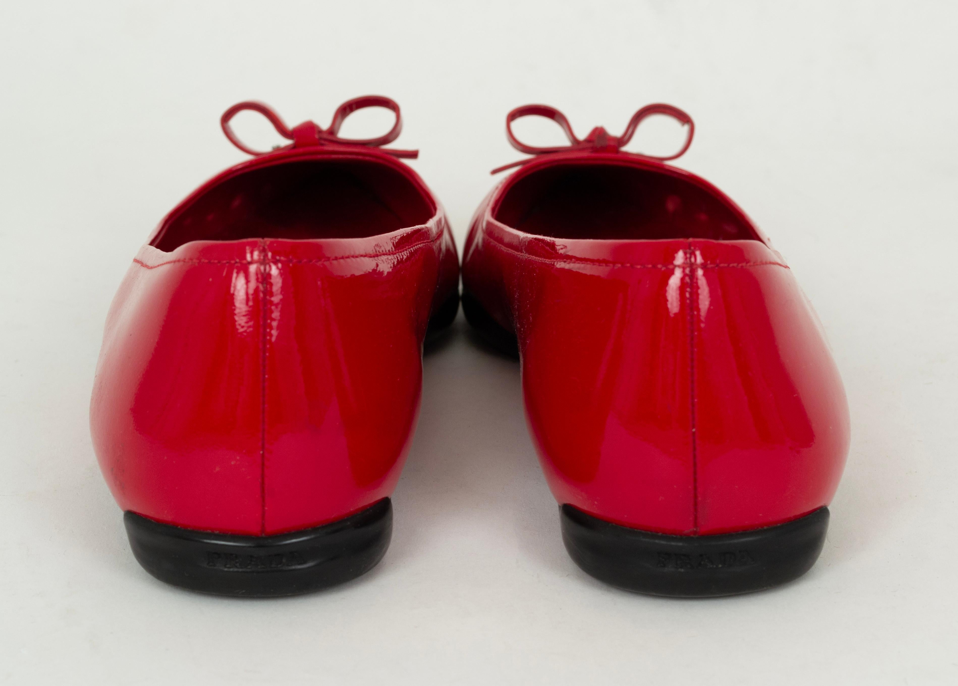Prada Ballerines à semelle en caoutchouc en cuir verni rouge - 39, 21e C en vente 4