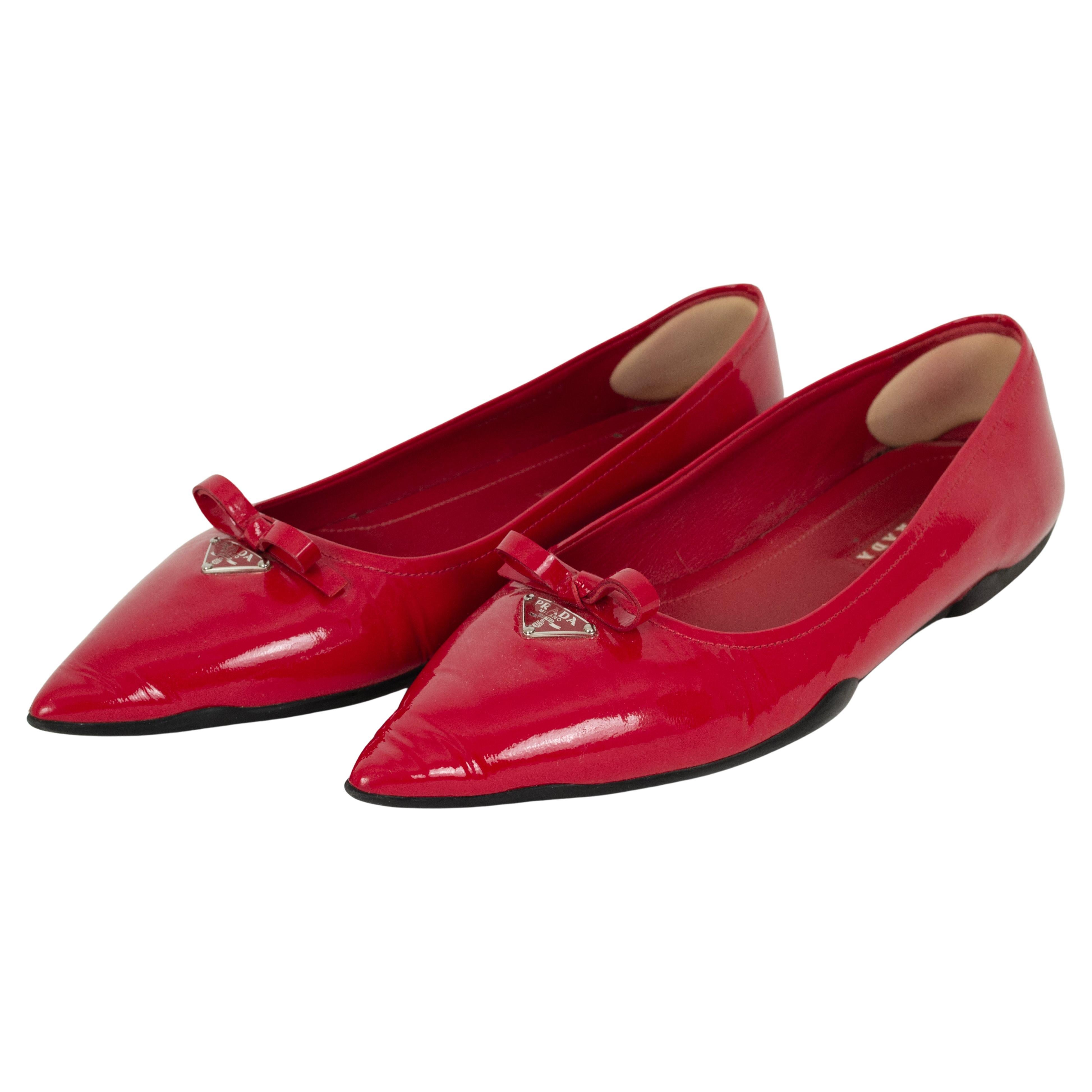 Prada Ballerines à semelle en caoutchouc en cuir verni rouge - 39, 21e C