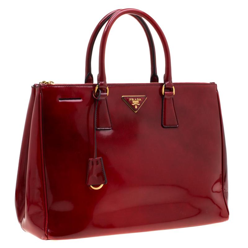 Prada Red Patent Spazzolato Leather Large Double Zip Tote In Good Condition In Dubai, Al Qouz 2