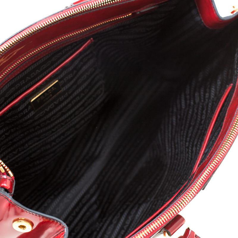 Prada Red Patent Spazzolato Leather Large Double Zip Tote In Good Condition In Dubai, Al Qouz 2