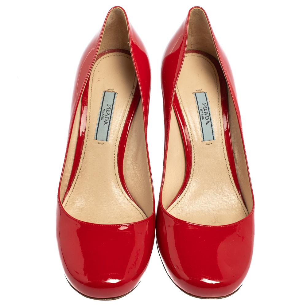 These red pumps from Prada are smartly structured for a refined accent! Crafted in patent leather, they feature square toes and leather-lined insoles that carry brand labeling. This pair is elevated on 8 cm tall block heels. Perfect to go for a
