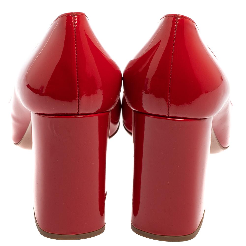 Prada Rot Patent Quadratische Zehe Blockabsatz Pumps Größe 38 im Zustand „Gut“ in Dubai, Al Qouz 2