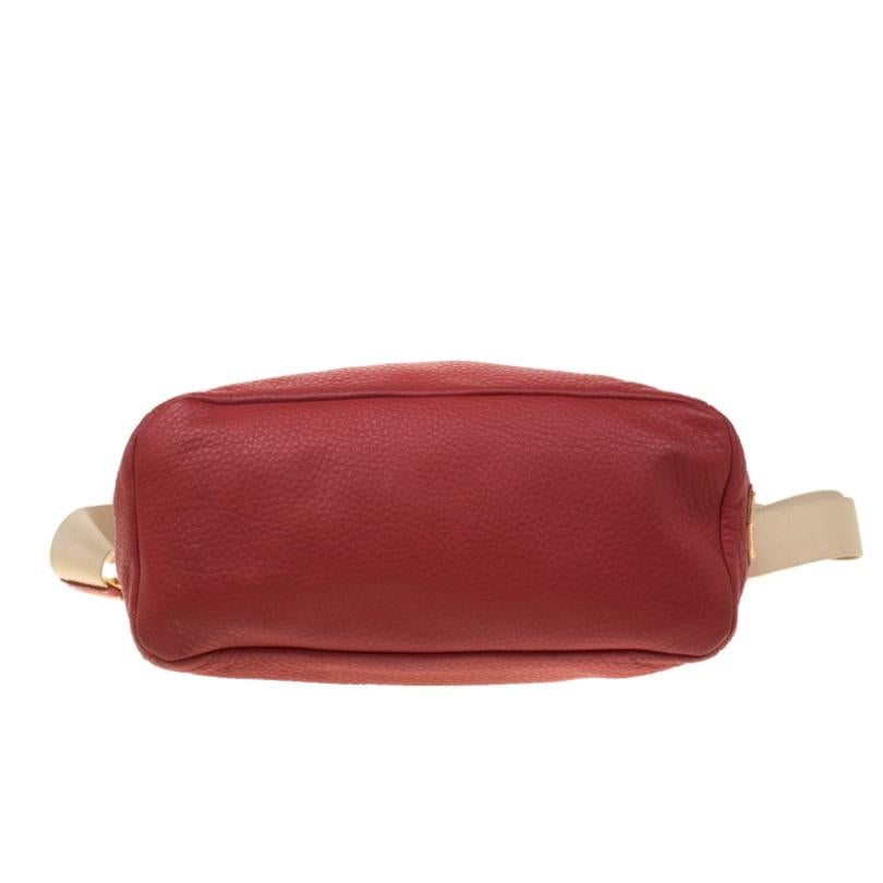 Prada Red Pebbled Leather Messenger Bag In Good Condition In Dubai, Al Qouz 2