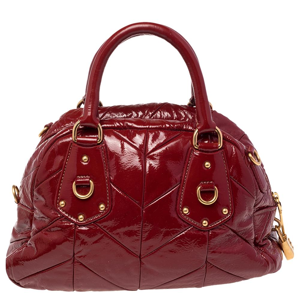 This top-notch and stylish satchel by Prada will surely leave you spellbound with its simple designs. Crafted from patent leather, the bag features the logo detail at the front. With dual-rolled handles and gold-tone hardware, the creation becomes a