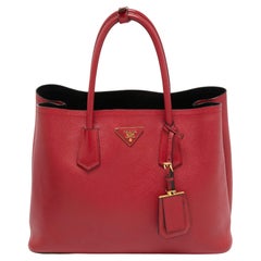 Prada Rote Saffiano Cuir-Ledertasche mit doppeltem Henkel