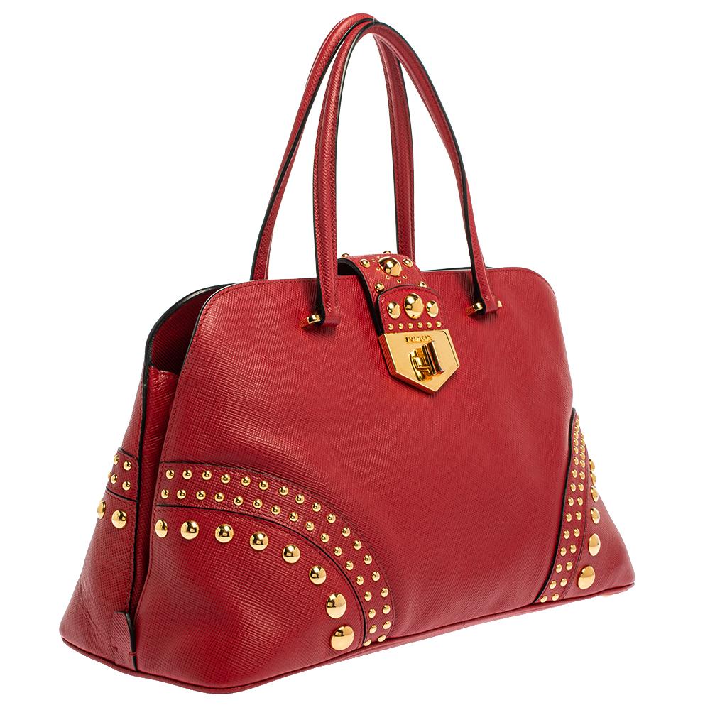 Prada Rot Saffiano Cuir Leder Offen Promenade Nieten Tasche im Zustand „Gut“ in Dubai, Al Qouz 2