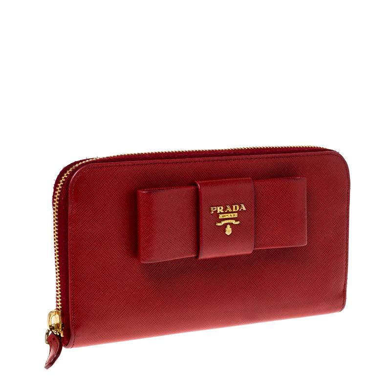 Prada Red Saffiano Leather Bow Zip Around Wallet In Good Condition In Dubai, Al Qouz 2
