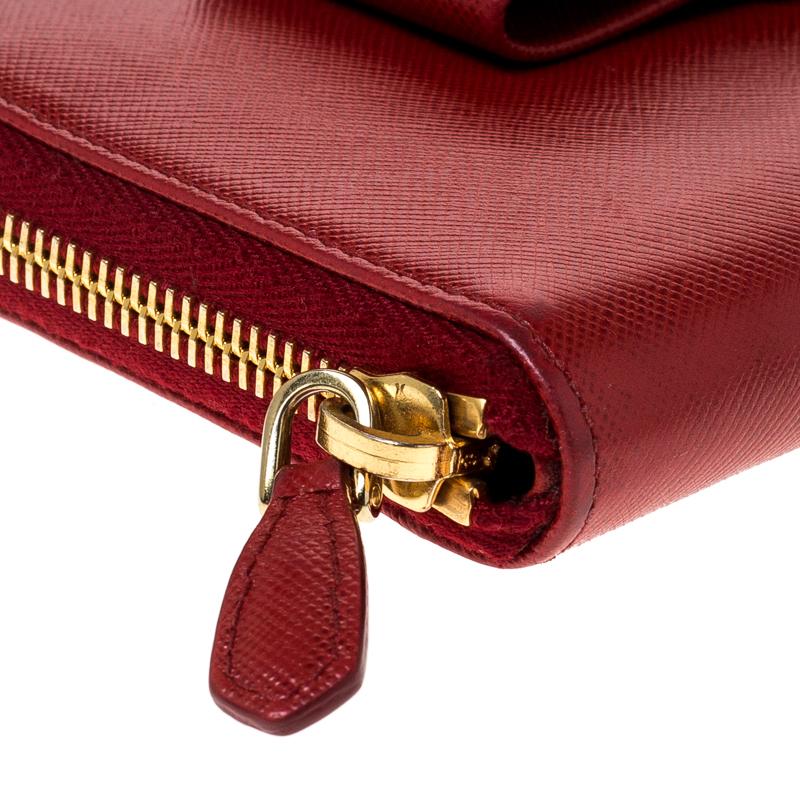 Prada Red Saffiano Leather Bow Zip Around Wallet In Good Condition In Dubai, Al Qouz 2