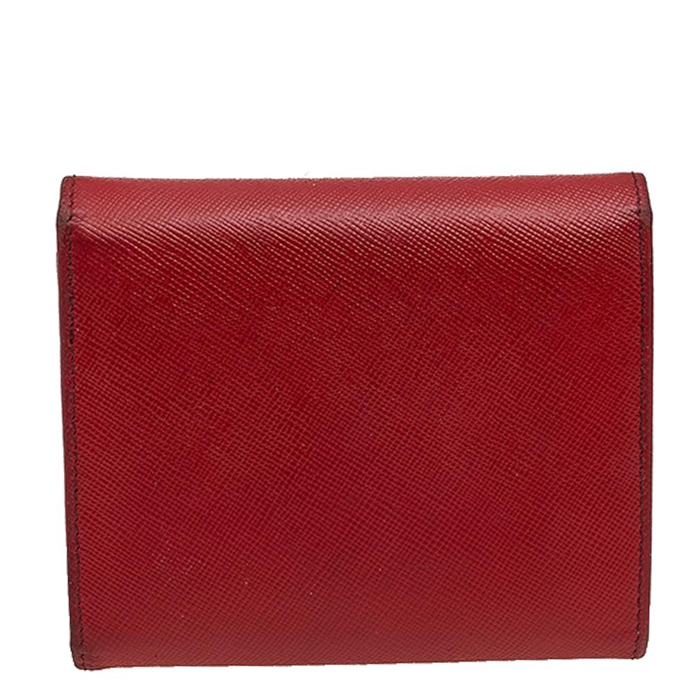 This wallet is a suave creation from the house of Prada. The rich red hue of this stylish trifold wallet adds to the overall appeal. Designed to perfection and crafted from Saffiano leather, this wallet can be your go-to accessory. It is finished