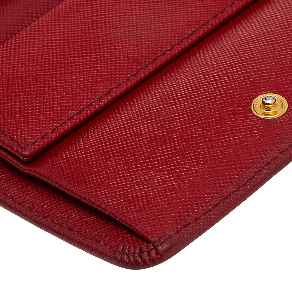 Prada Red Saffiano Leather Compact Wallet In Good Condition In Dubai, Al Qouz 2
