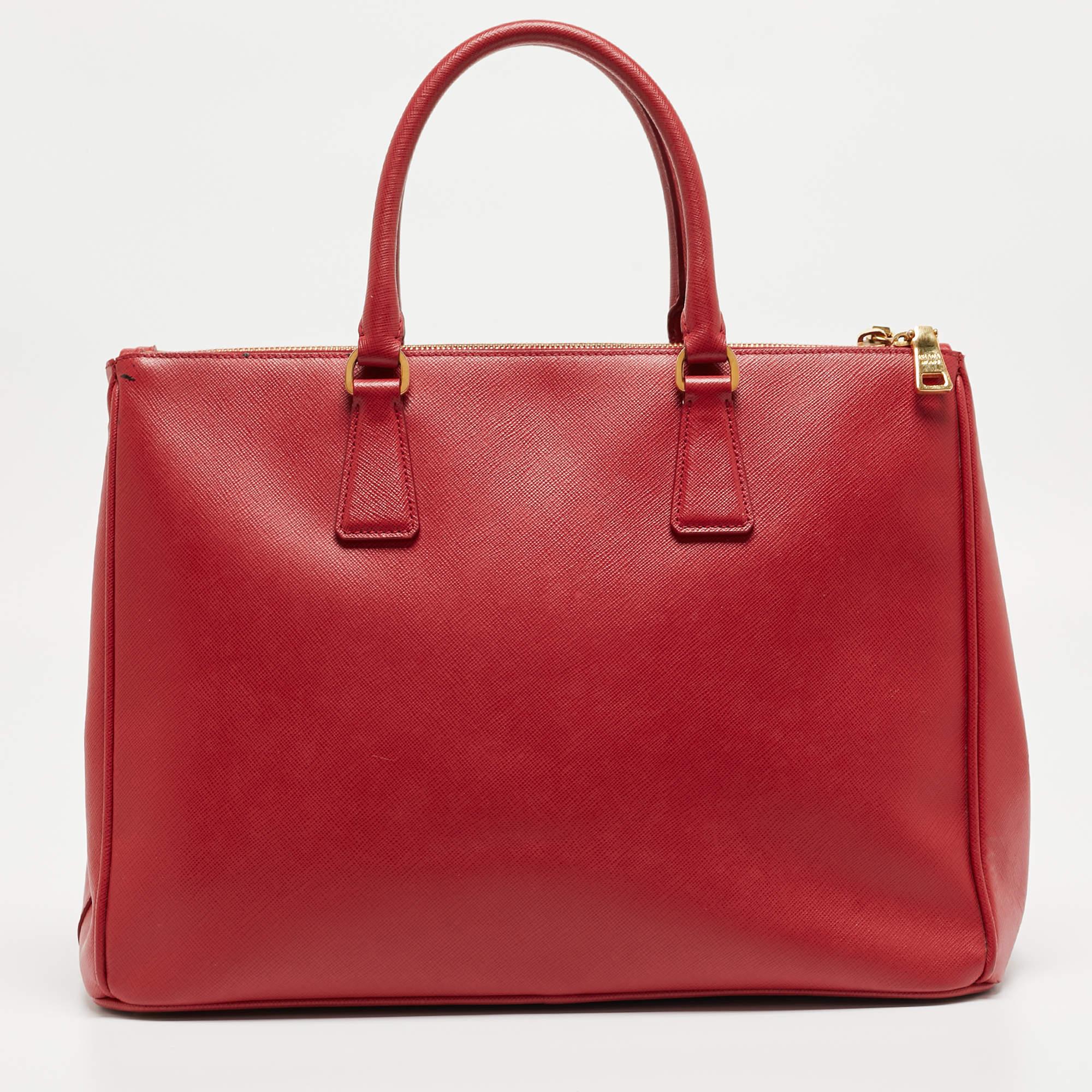 Élevez votre style avec ce sac rouge de Prada. Alliant forme et fonction, cet accessoire exquis incarne la sophistication, vous assurant de vous démarquer avec élégance et praticité à vos côtés.

