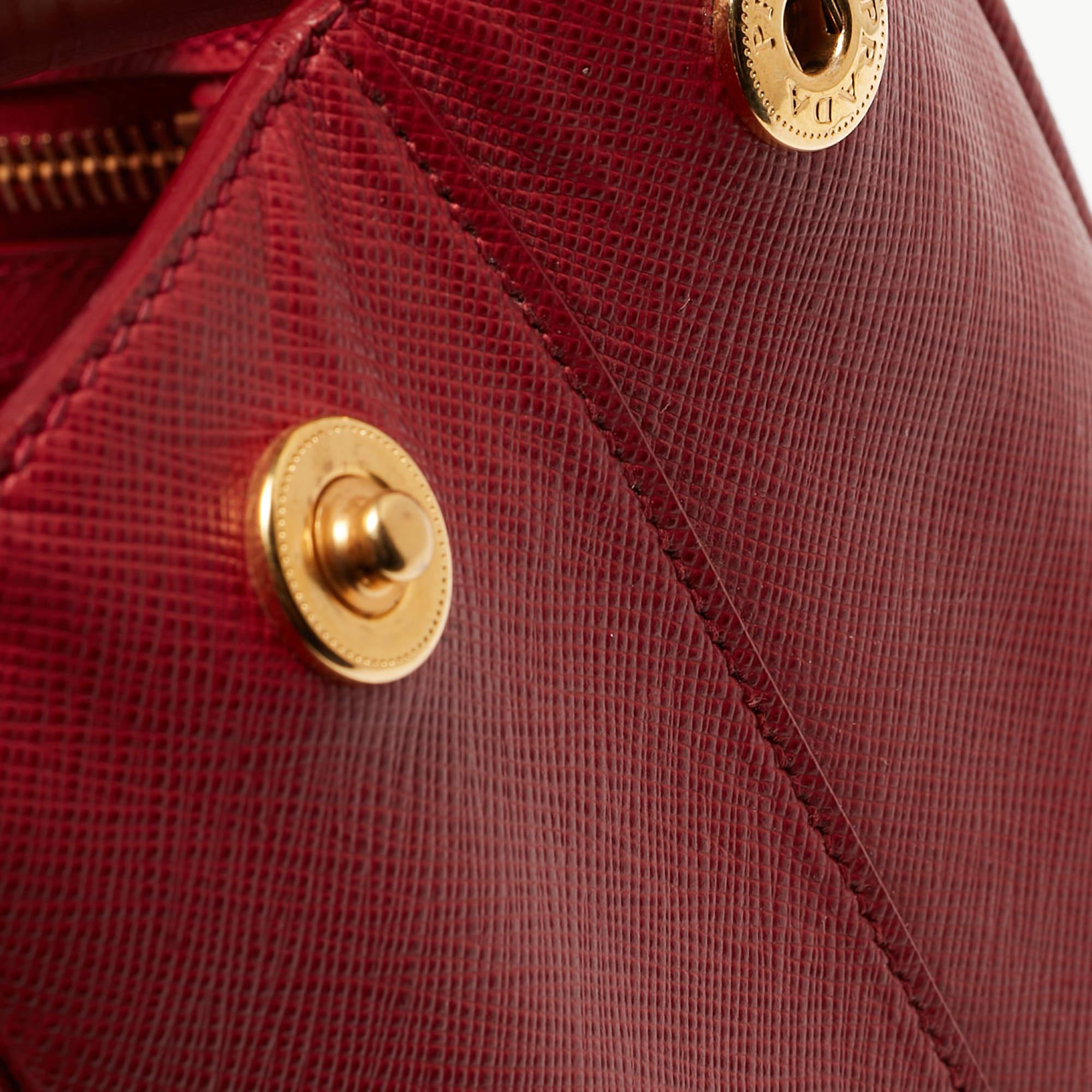 Prada Red Saffiano Leather Large Double Zip Tote In Good Condition For Sale In Dubai, Al Qouz 2