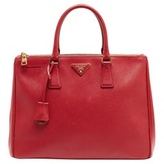 Prada Fourre-tout à double fermeture éclair en cuir rouge Saffiano