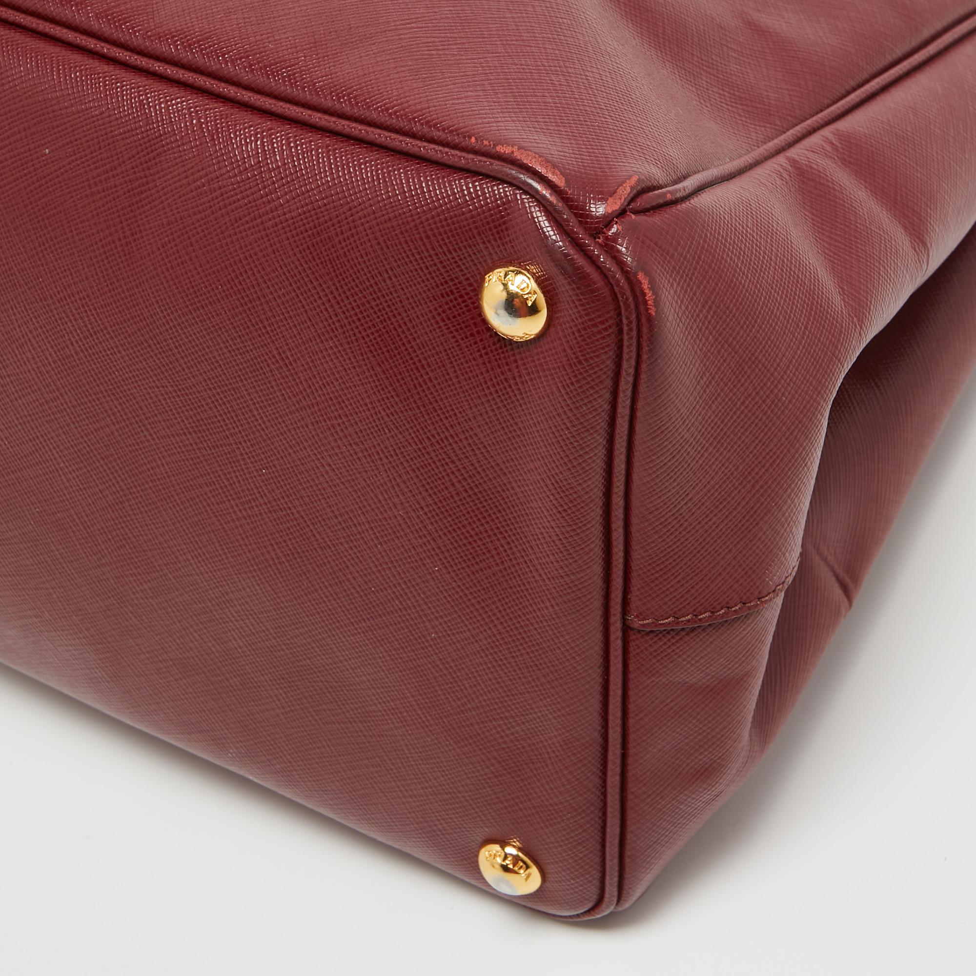 Prada Große Galleria-Tasche aus rotem Saffianoleder im Angebot 6
