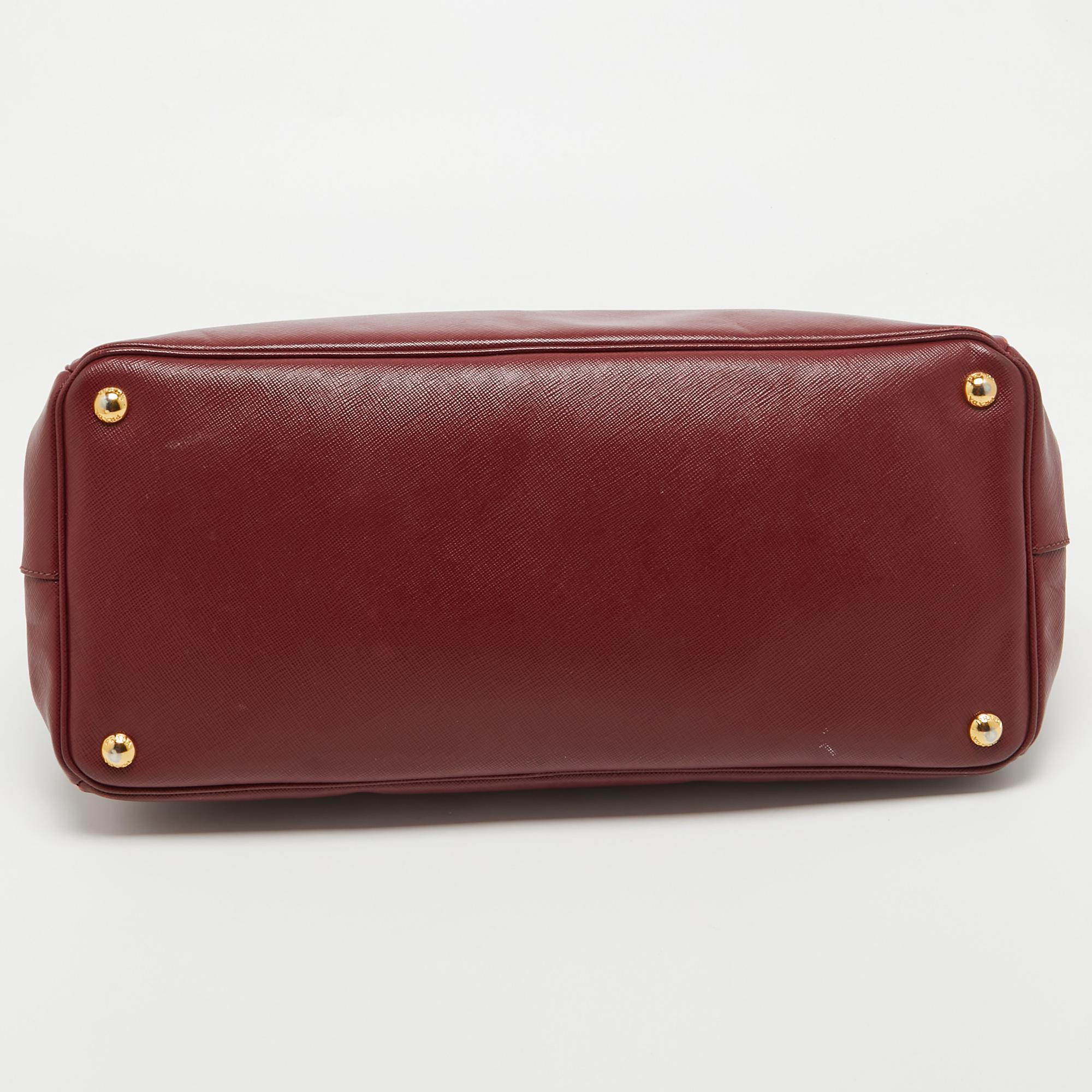 Prada - Grand sac à main Galleria en cuir Saffiano rouge en vente 7