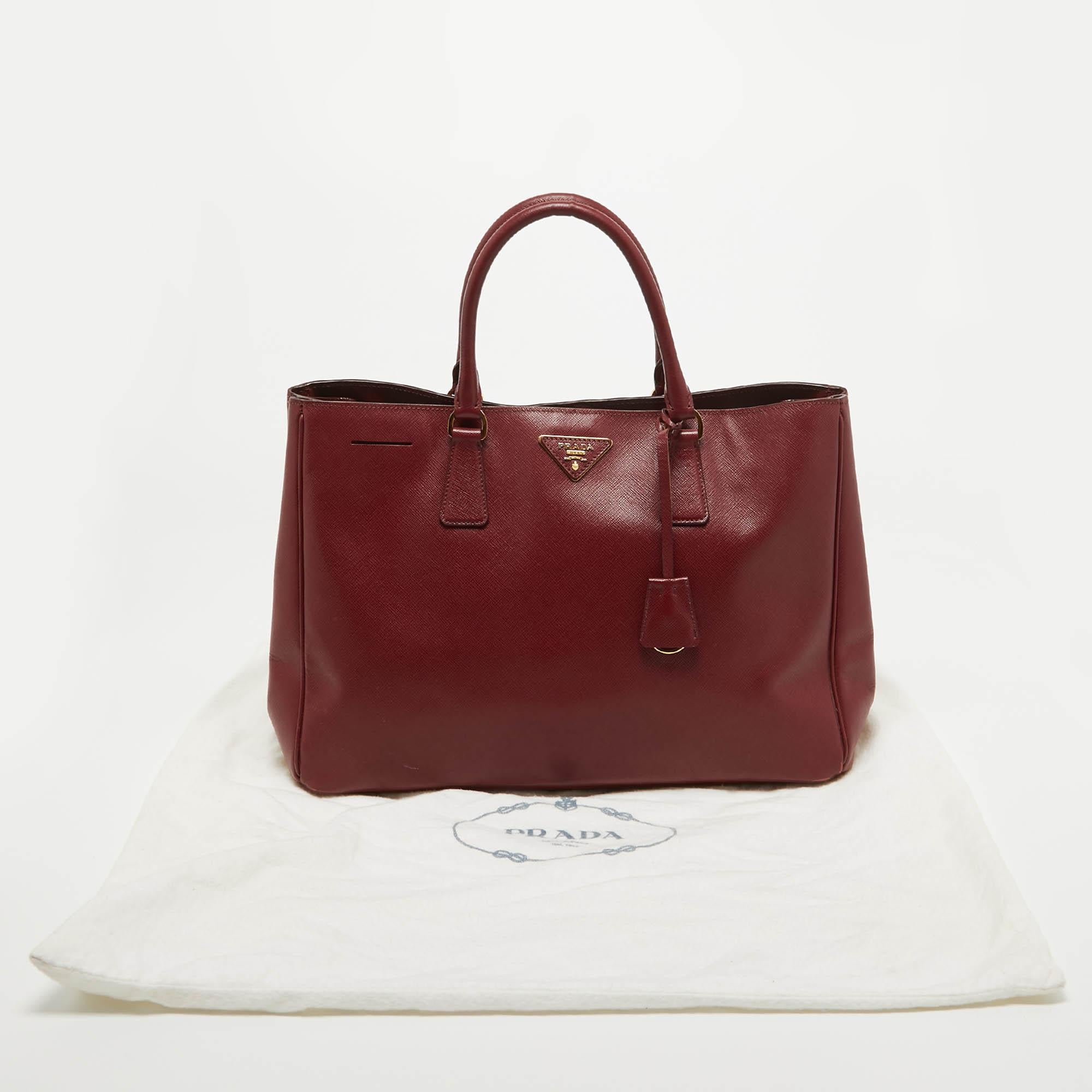 Prada - Grand sac à main Galleria en cuir Saffiano rouge en vente 9