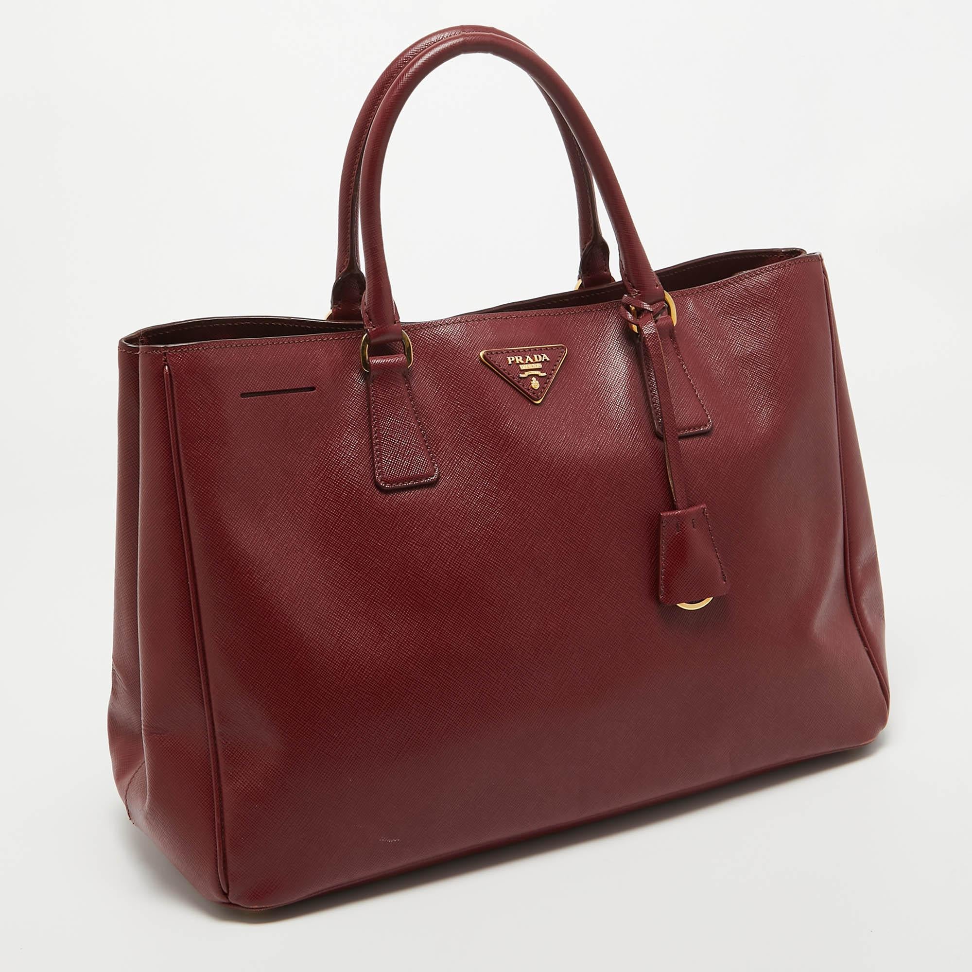 Prada - Grand sac à main Galleria en cuir Saffiano rouge Bon état - En vente à Dubai, Al Qouz 2