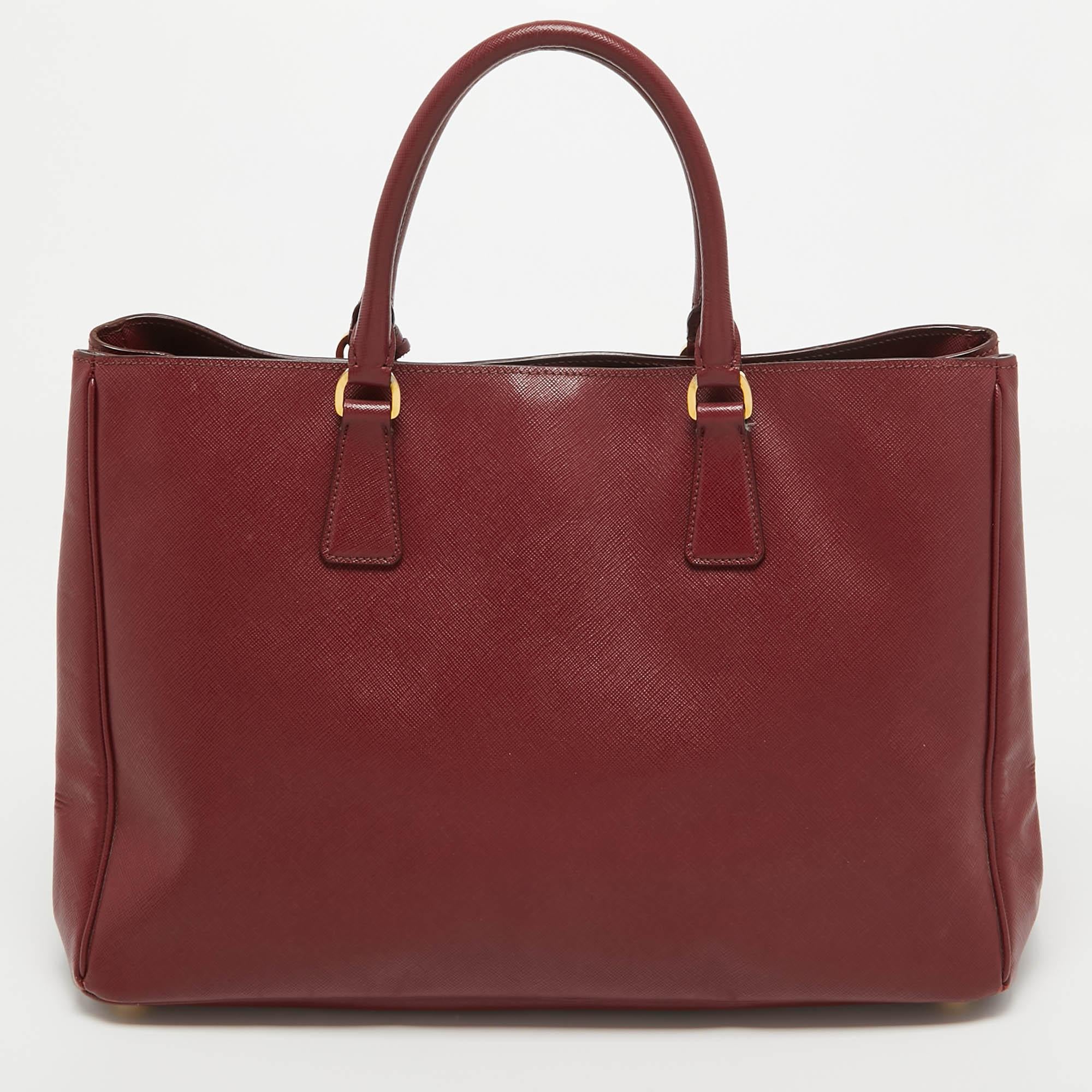 Prada - Grand sac à main Galleria en cuir Saffiano rouge Pour femmes en vente